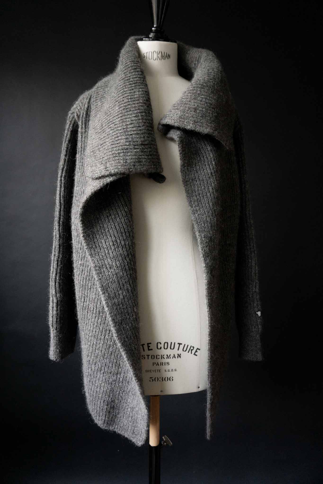 Grauer Vintage Wickelcardigan aus reiner Schurwolle mit Knopfverschluss