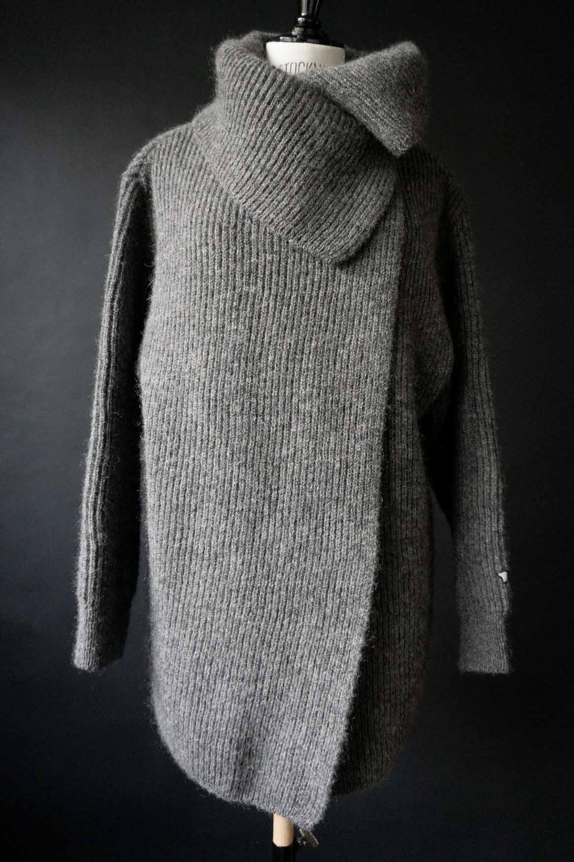 Grauer Vintage Wickelcardigan aus reiner Schurwolle mit Knopfverschluss