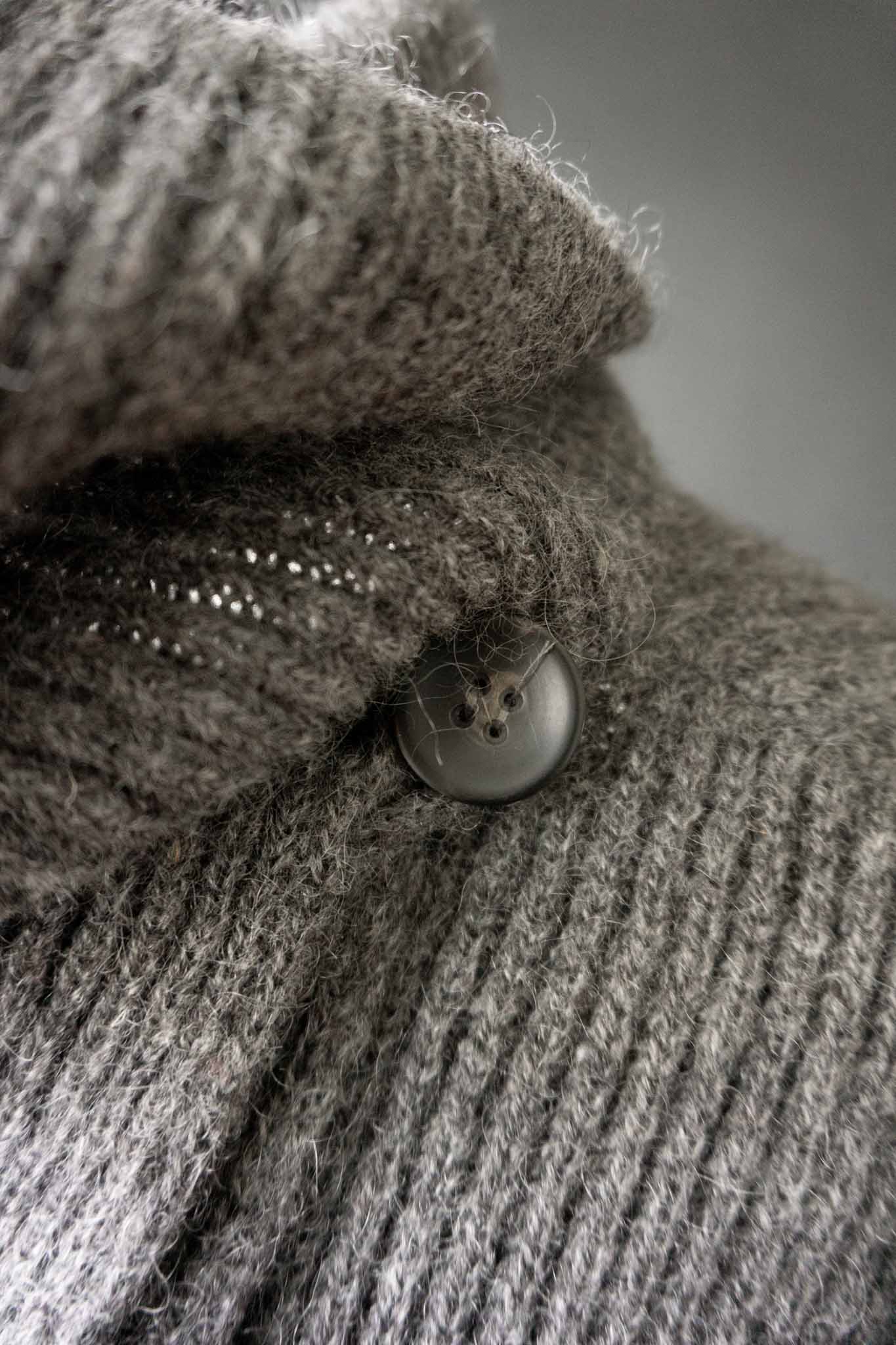 Grauer Vintage Wickelcardigan aus reiner Schurwolle mit Knopfverschluss