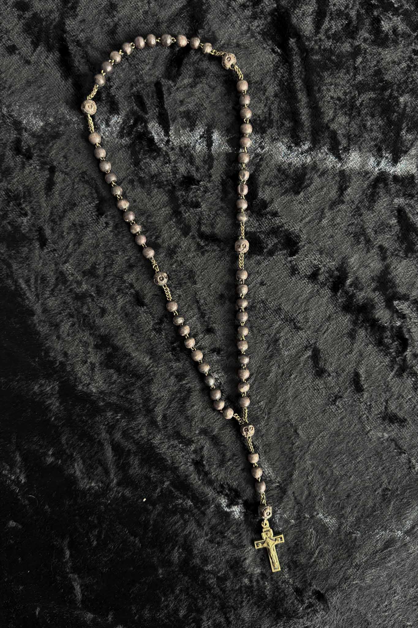 Antiker Rosenkranz aus dunklem Holz mit Metallkreuz – theplaincircle vintage
