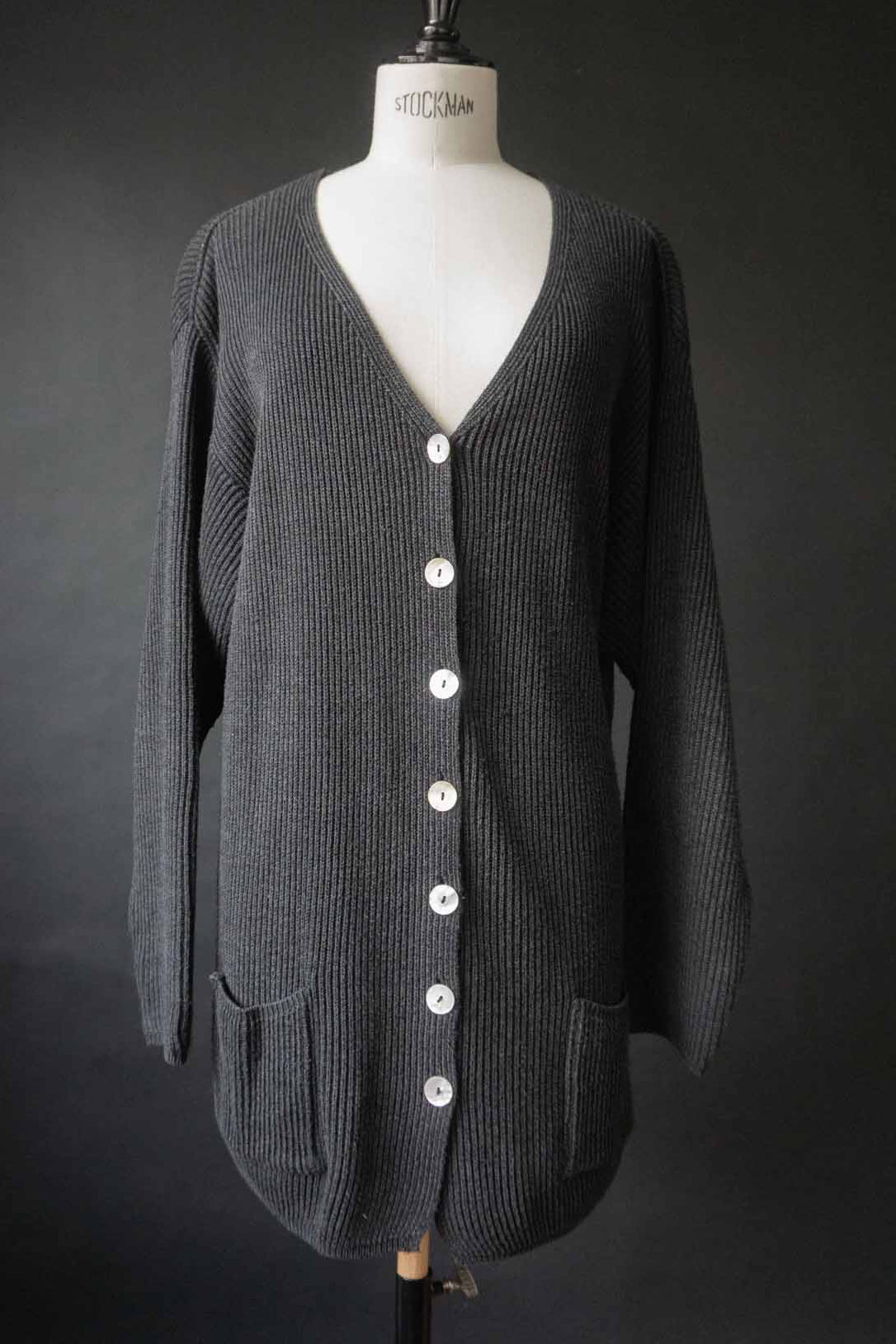 Vintage Strickjacke aus Baumwollmischung mit Perlmuttknöpfen in Anthrazit – minimalistisches Layering-Piece