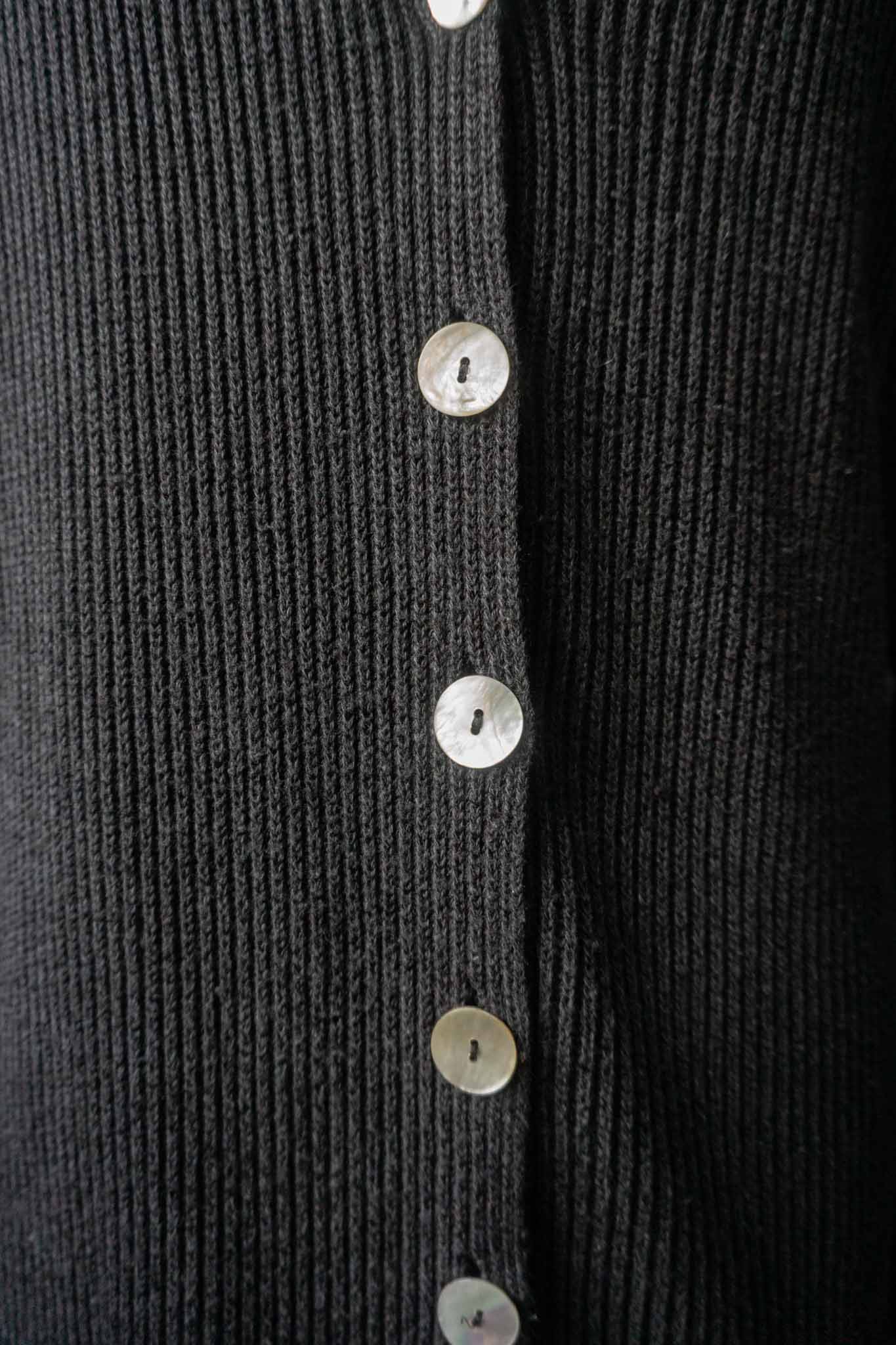 Vintage Strickjacke aus Baumwollmischung mit Perlmuttknöpfen in Anthrazit – minimalistisches Layering-Piece