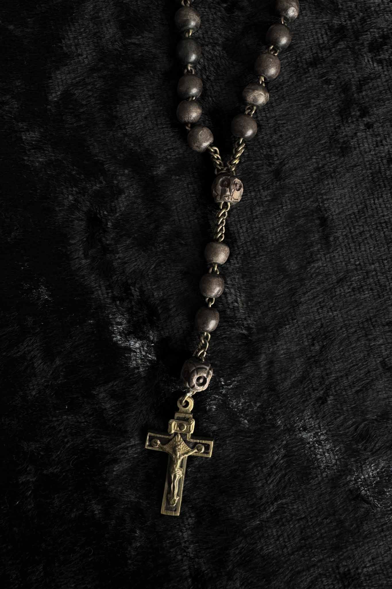 Antiker Rosenkranz aus dunklem Holz mit Metallkreuz – theplaincircle vintage