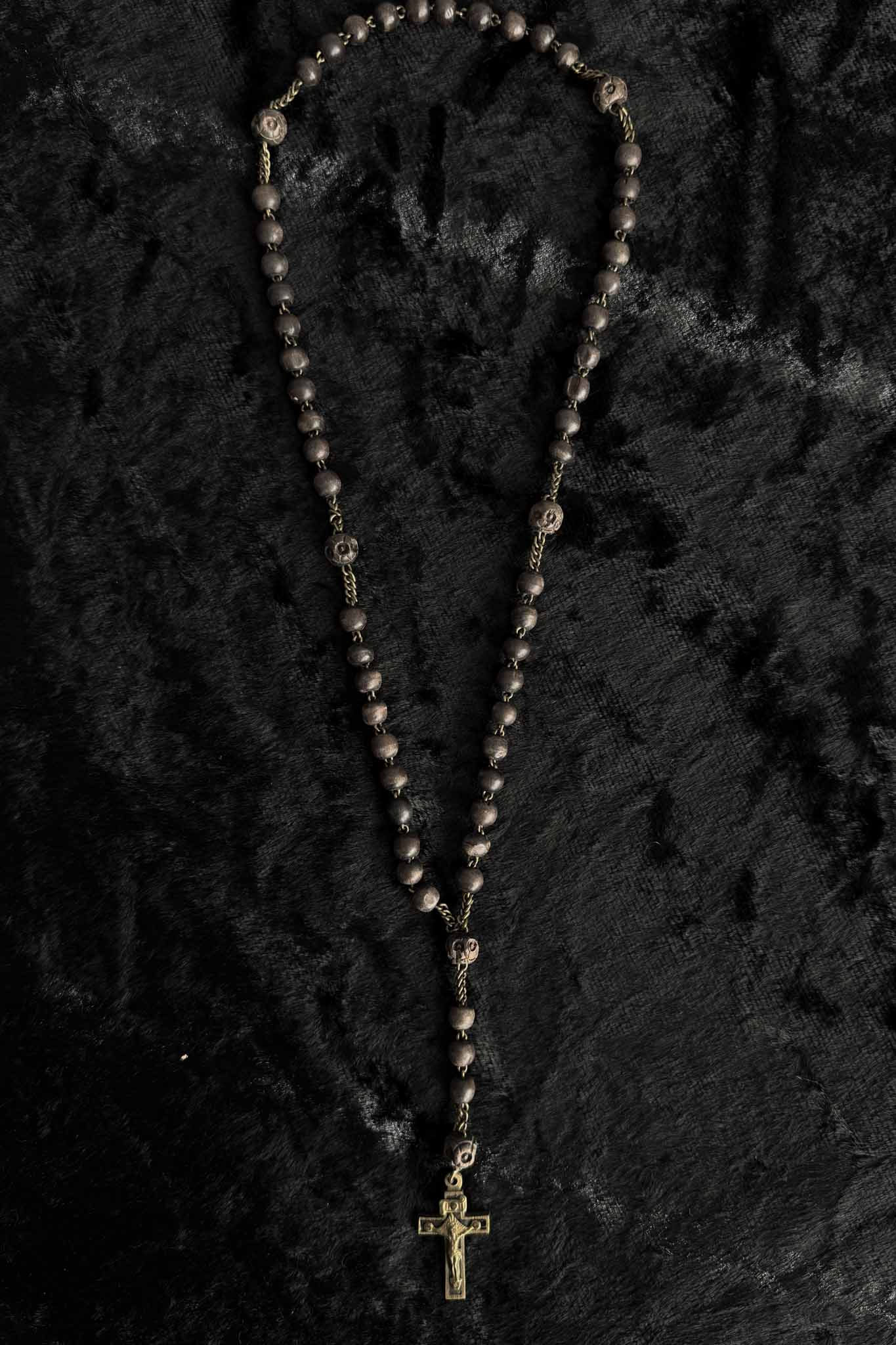 Antiker Rosenkranz aus dunklem Holz mit Metallkreuz – theplaincircle vintage