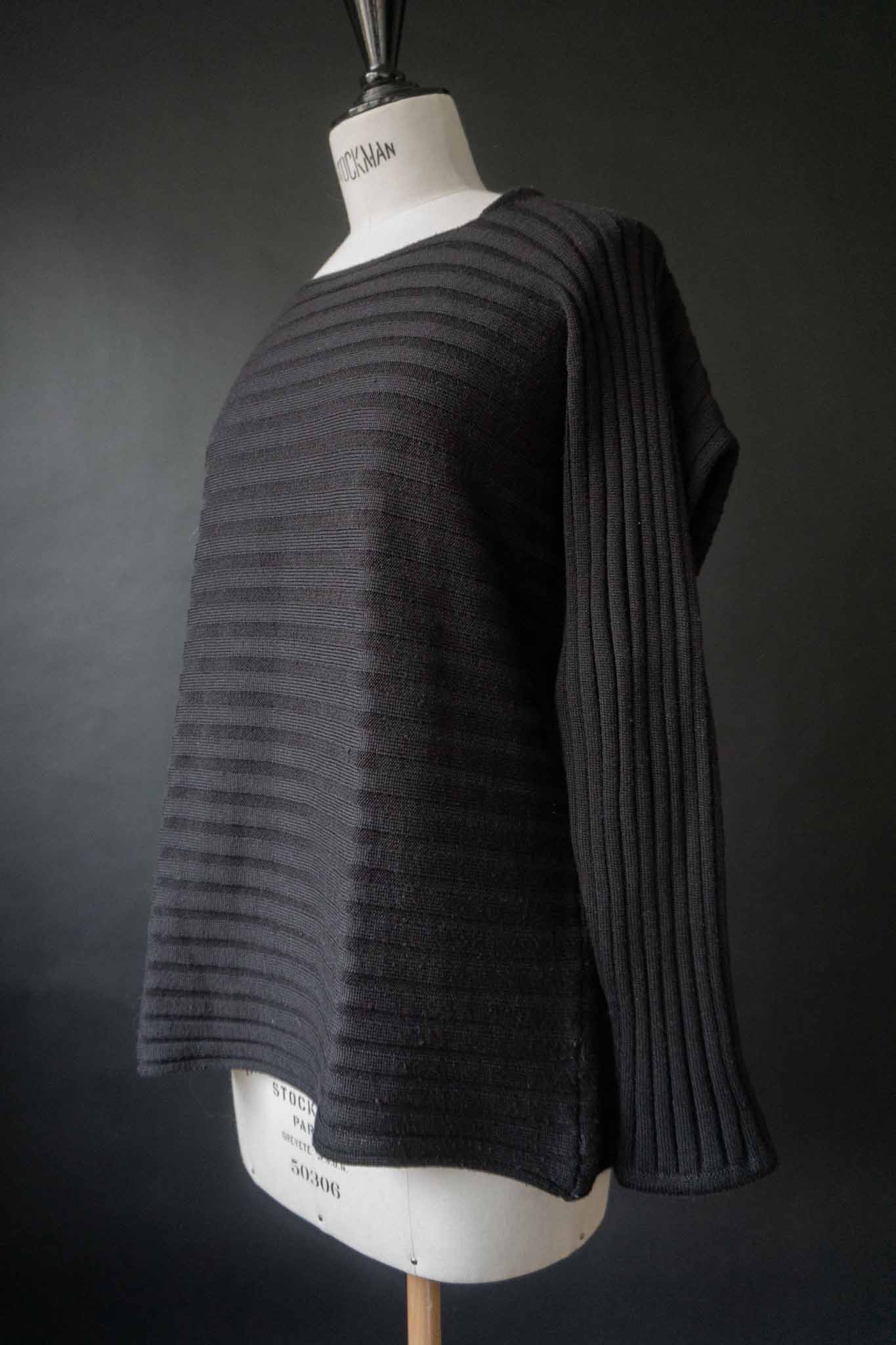 Schwarzer Vintage Wollpullover aus 100 Prozent Wolle mit feiner Rippstruktur