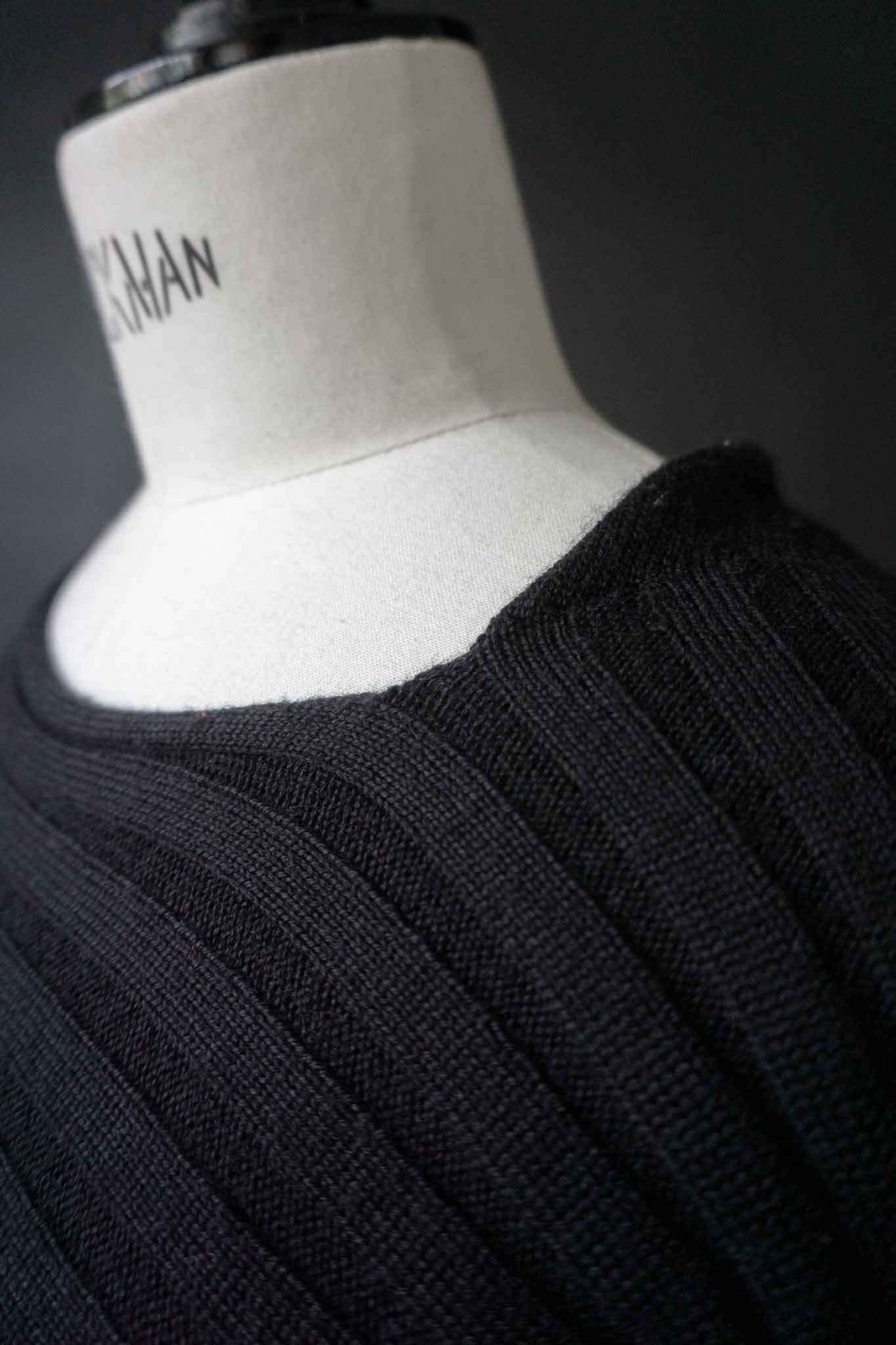 Schwarzer Vintage Wollpullover aus 100 Prozent Wolle mit feiner Rippstruktur