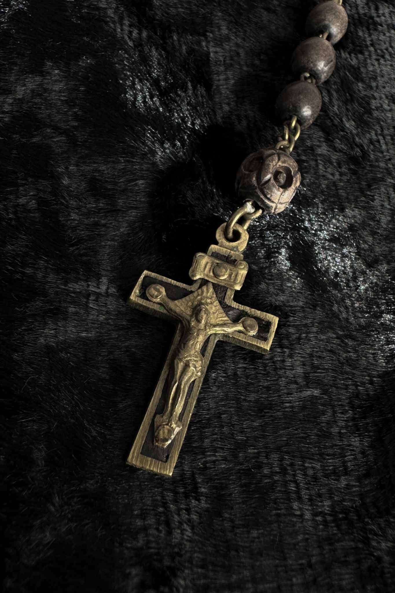 Antiker Rosenkranz aus dunklem Holz mit Metallkreuz – theplaincircle vintage