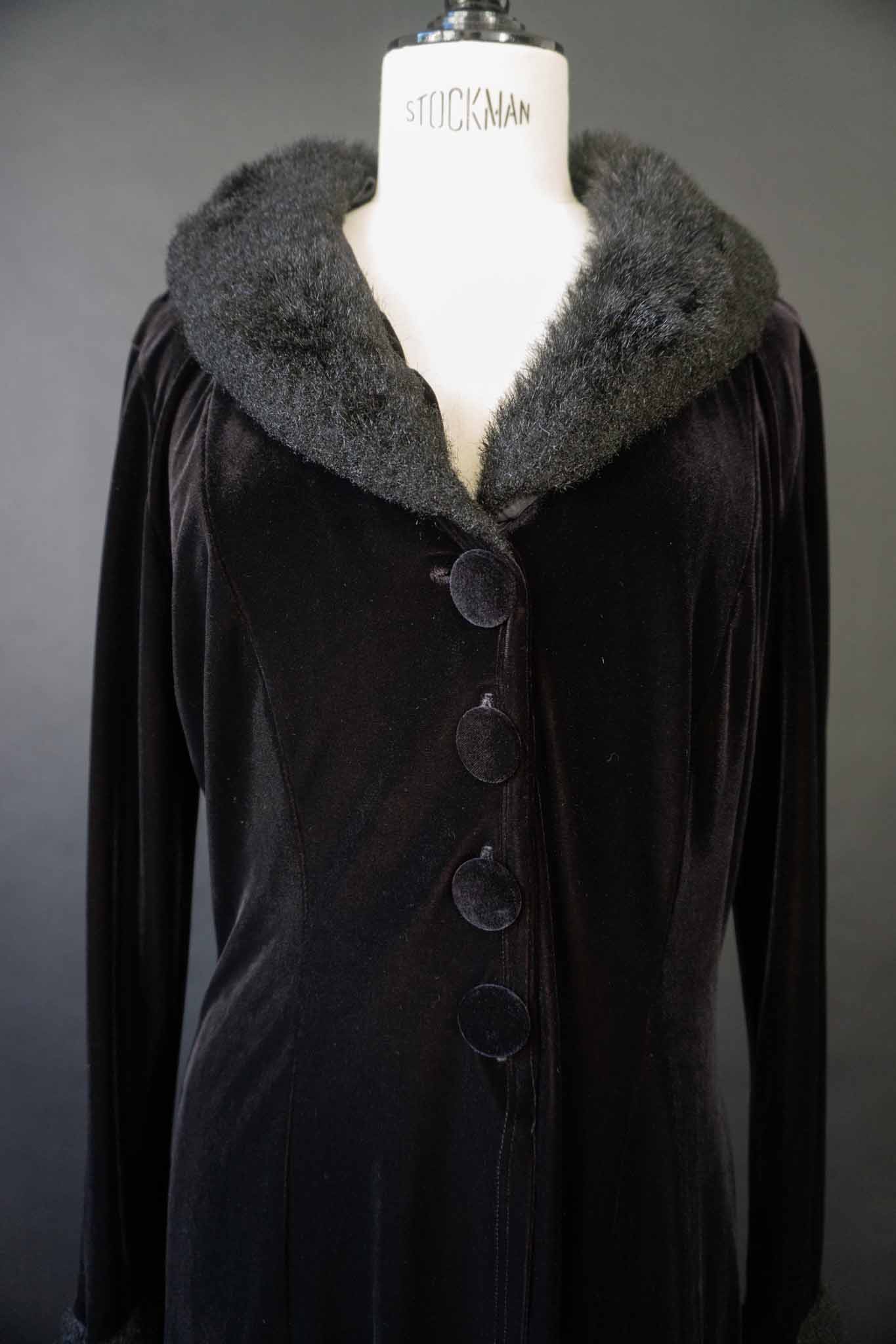 Langer schwarzer Vintage Samtmantel mit flauschigem Kragen und Manschetten in Felloptik, stoffbezogenen Knöpfen und Schlitz vorne und hinten – theplaincircle vintage