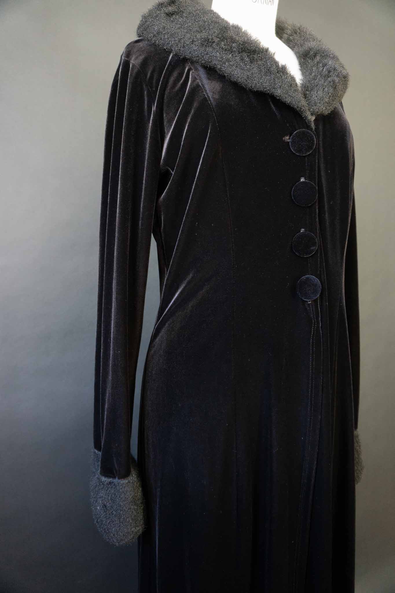 Langer schwarzer Vintage Samtmantel mit flauschigem Kragen und Manschetten in Felloptik, stoffbezogenen Knöpfen und Schlitz vorne und hinten – theplaincircle vintage