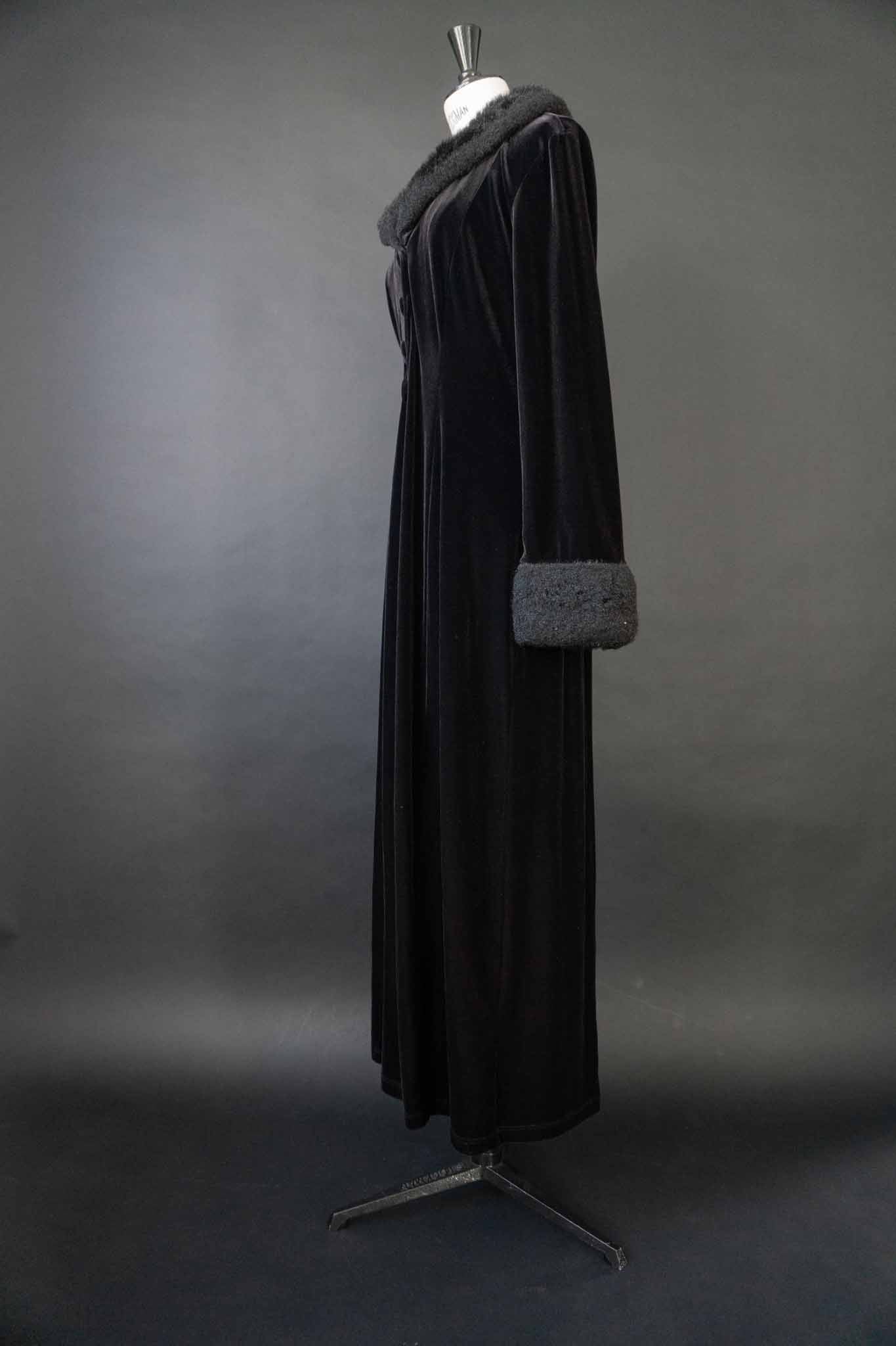 Langer schwarzer Vintage Samtmantel mit flauschigem Kragen und Manschetten in Felloptik, stoffbezogenen Knöpfen und Schlitz vorne und hinten – theplaincircle vintage