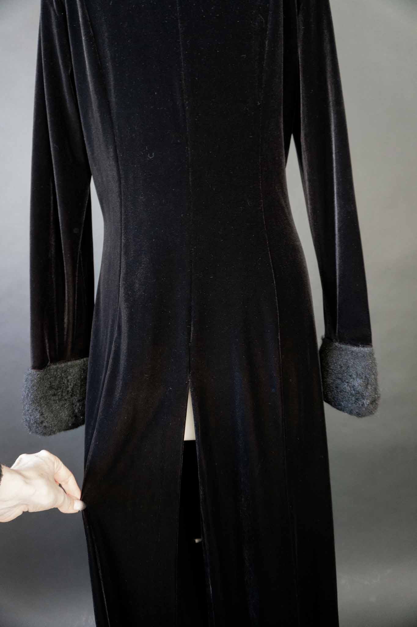 Langer schwarzer Vintage Samtmantel mit flauschigem Kragen und Manschetten in Felloptik, stoffbezogenen Knöpfen und Schlitz vorne und hinten – theplaincircle vintage