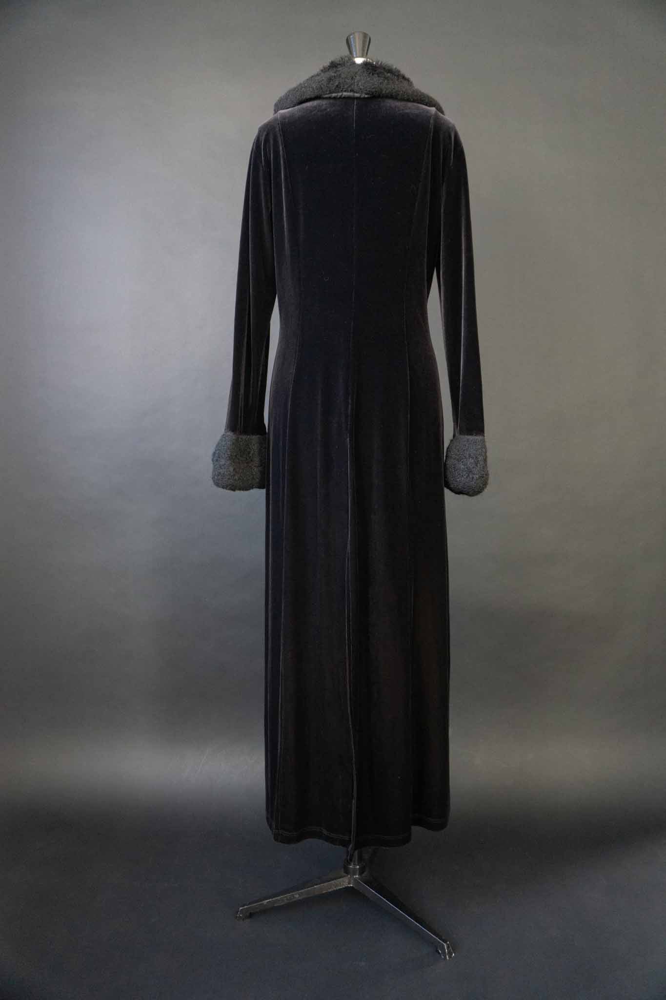 Langer schwarzer Vintage Samtmantel mit flauschigem Kragen und Manschetten in Felloptik, stoffbezogenen Knöpfen und Schlitz vorne und hinten – theplaincircle vintage