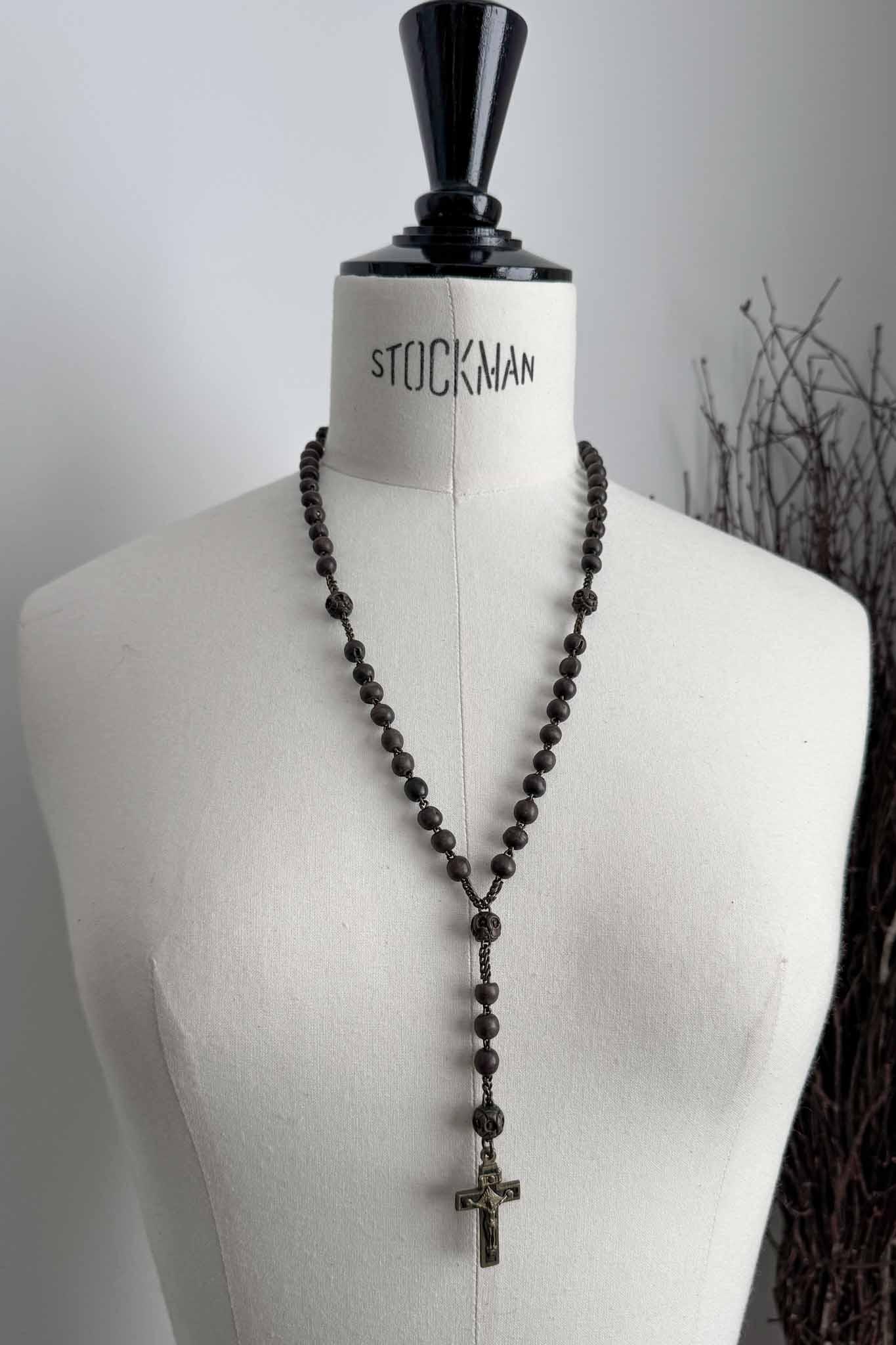 Antiker Rosenkranz aus dunklem Holz mit Metallkreuz – theplaincircle vintage