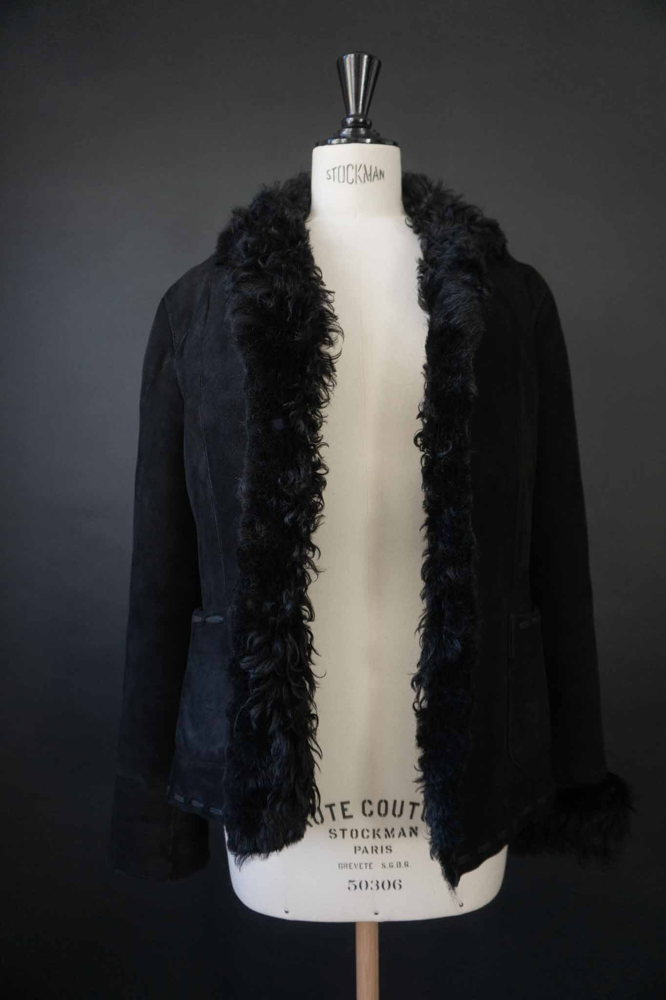 schwarze Vintage Lammfelljacke aus Echtleder mit breitem Fellkragen und Fellumschlägen an den Ärmeln