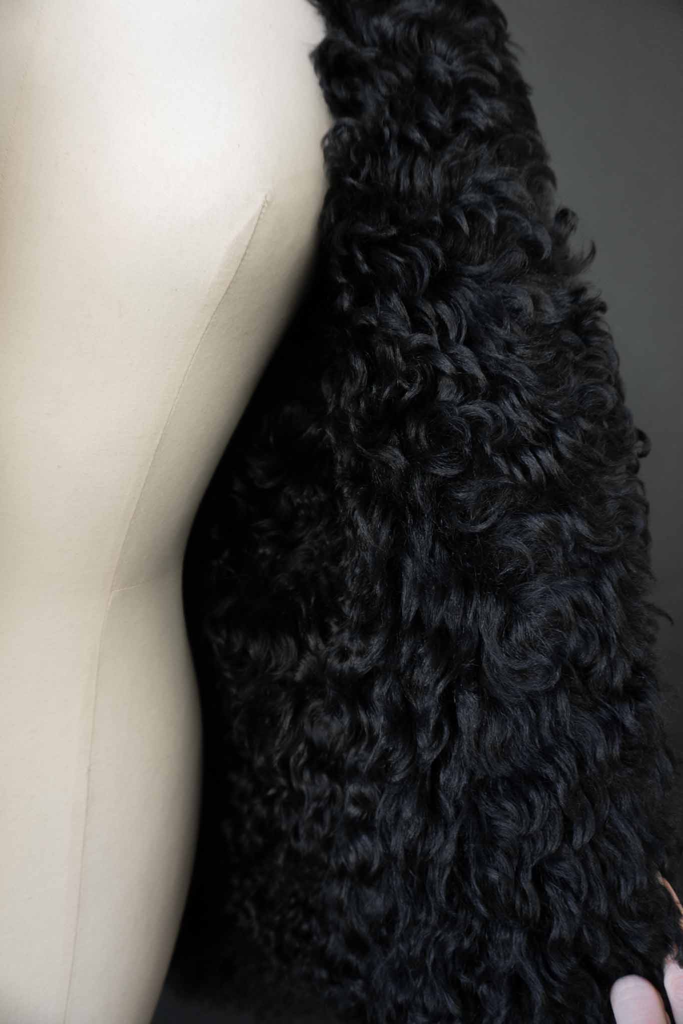 schwarze Vintage Lammfelljacke aus Echtleder mit breitem Fellkragen und Fellumschlägen an den Ärmeln