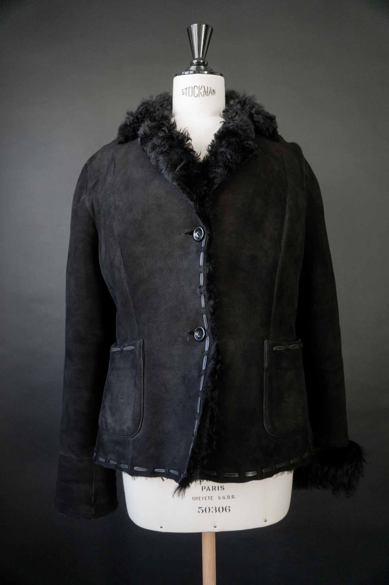 schwarze Vintage Lammfelljacke aus Echtleder mit breitem Fellkragen und Fellumschlägen an den Ärmeln
