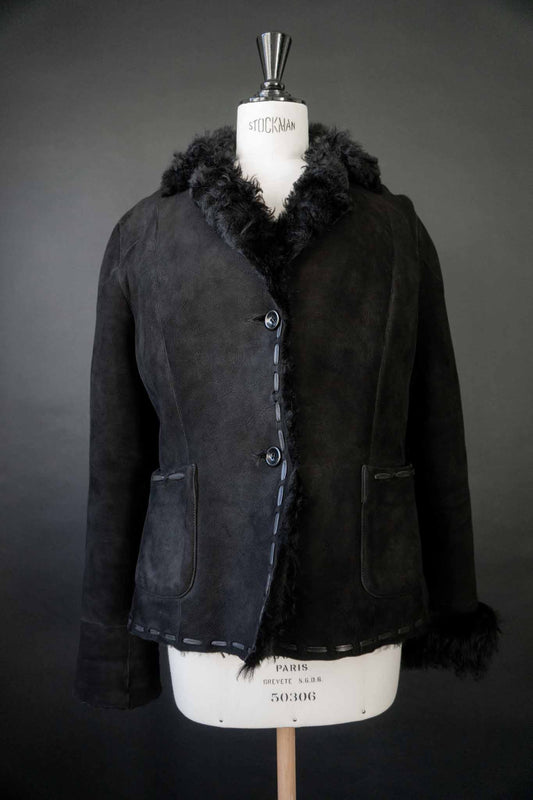 schwarze Vintage Lammfelljacke aus Echtleder mit breitem Fellkragen und Fellumschlägen an den Ärmeln