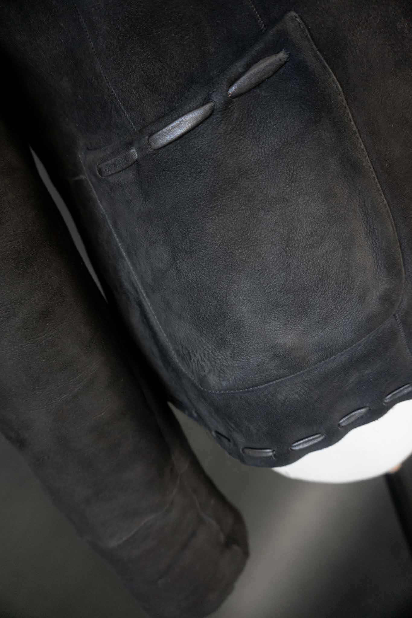 schwarze Vintage Lammfelljacke aus Echtleder mit breitem Fellkragen und Fellumschlägen an den Ärmeln