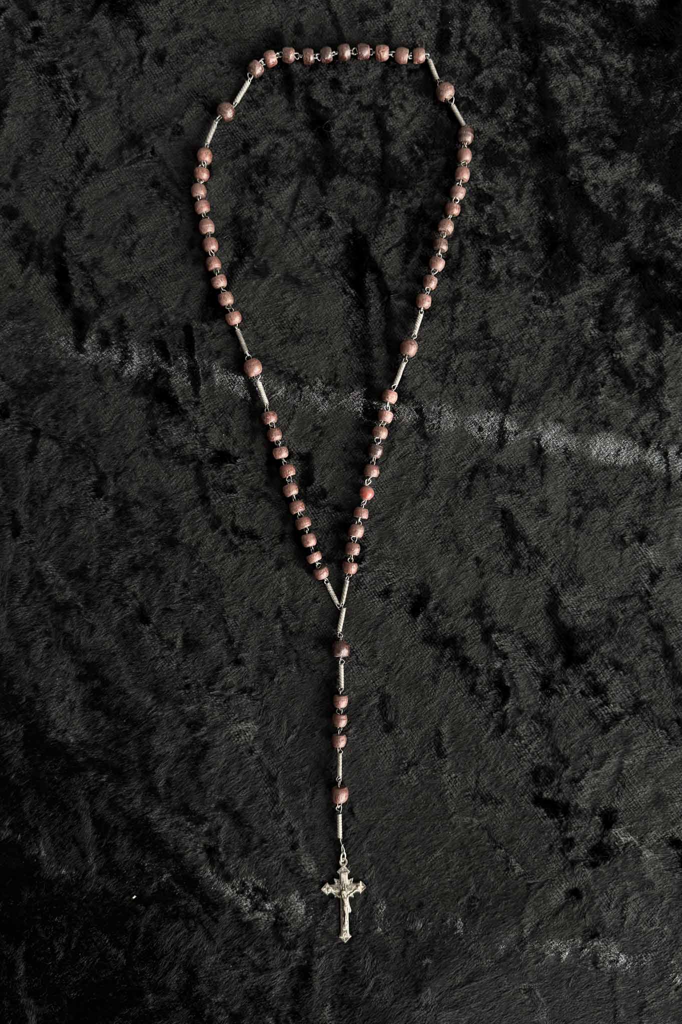 Rosenkranz aus rotbraunem Holz mit Metallkreuz – antik und handgearbeitet