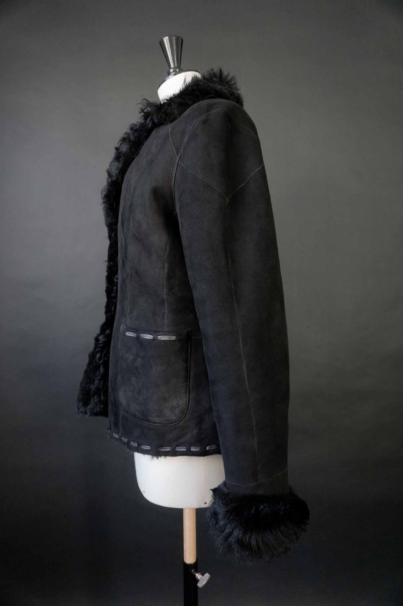 schwarze Vintage Lammfelljacke aus Echtleder mit breitem Fellkragen und Fellumschlägen an den Ärmeln