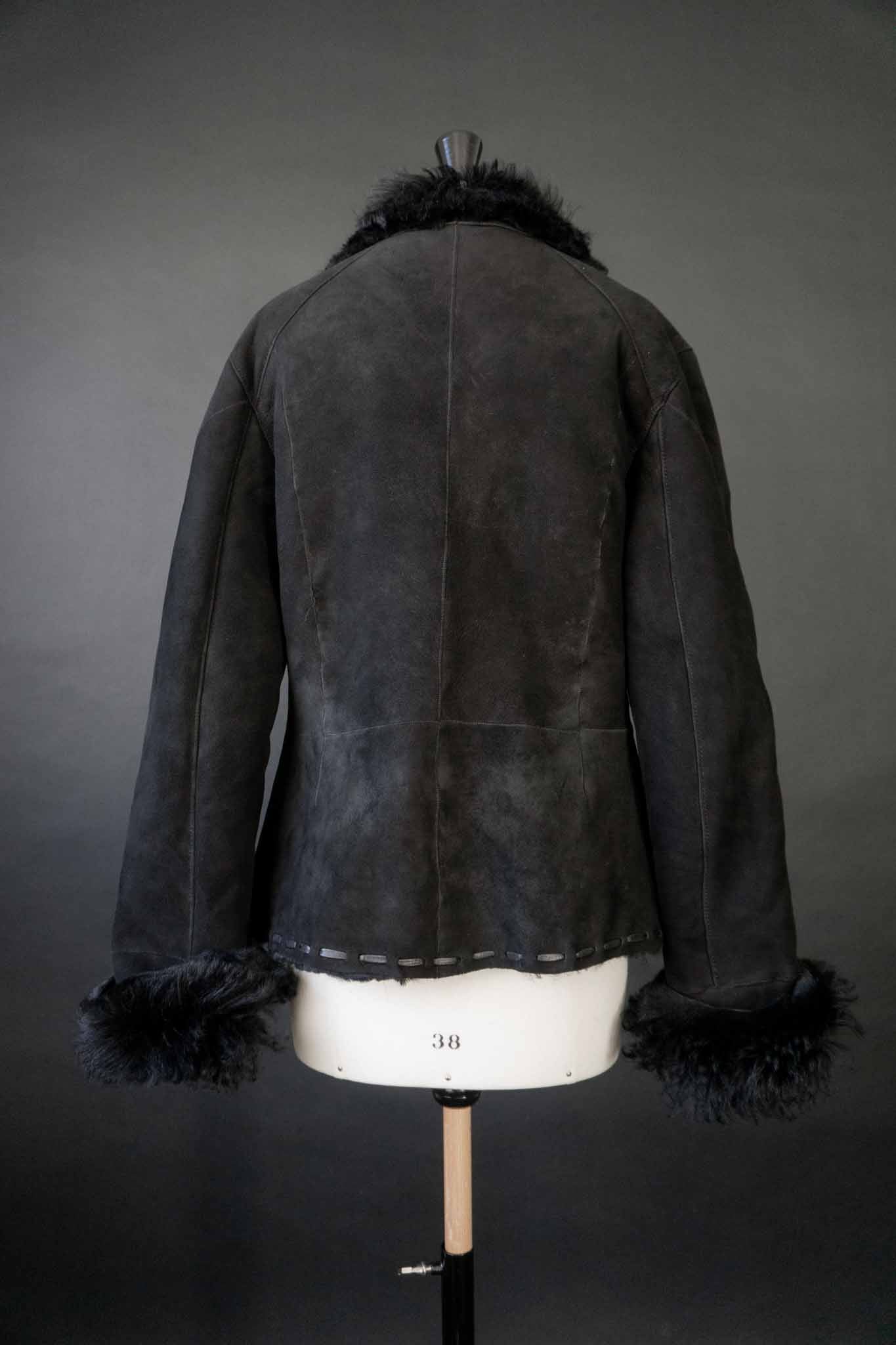 schwarze Vintage Lammfelljacke aus Echtleder mit breitem Fellkragen und Fellumschlägen an den Ärmeln