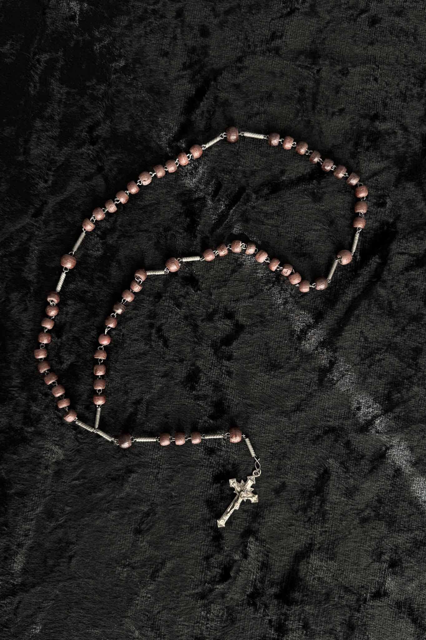 Rosenkranz aus rotbraunem Holz mit Metallkreuz – antik und handgearbeitet
