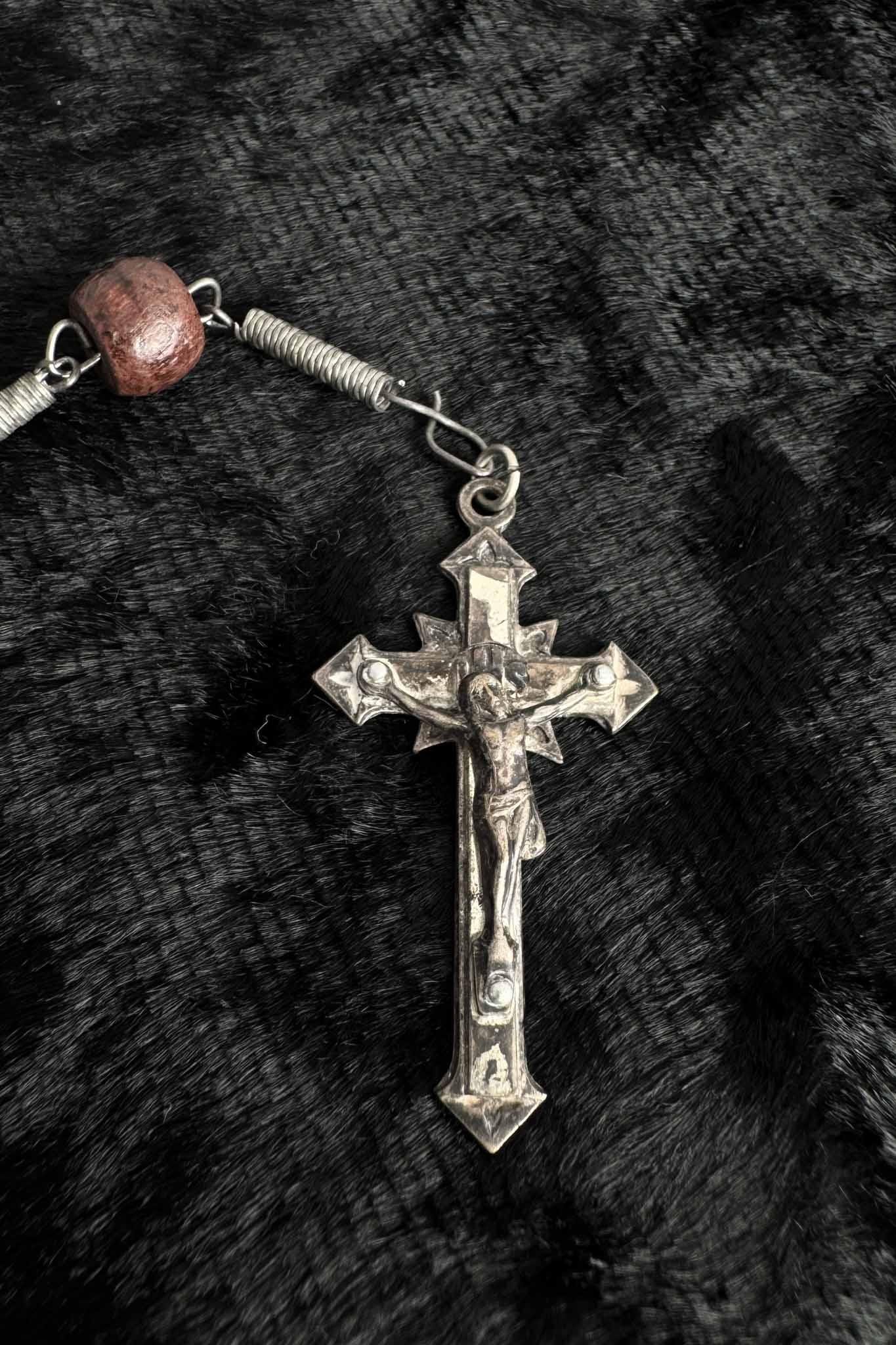 Rosenkranz aus rotbraunem Holz mit Metallkreuz – antik und handgearbeitet