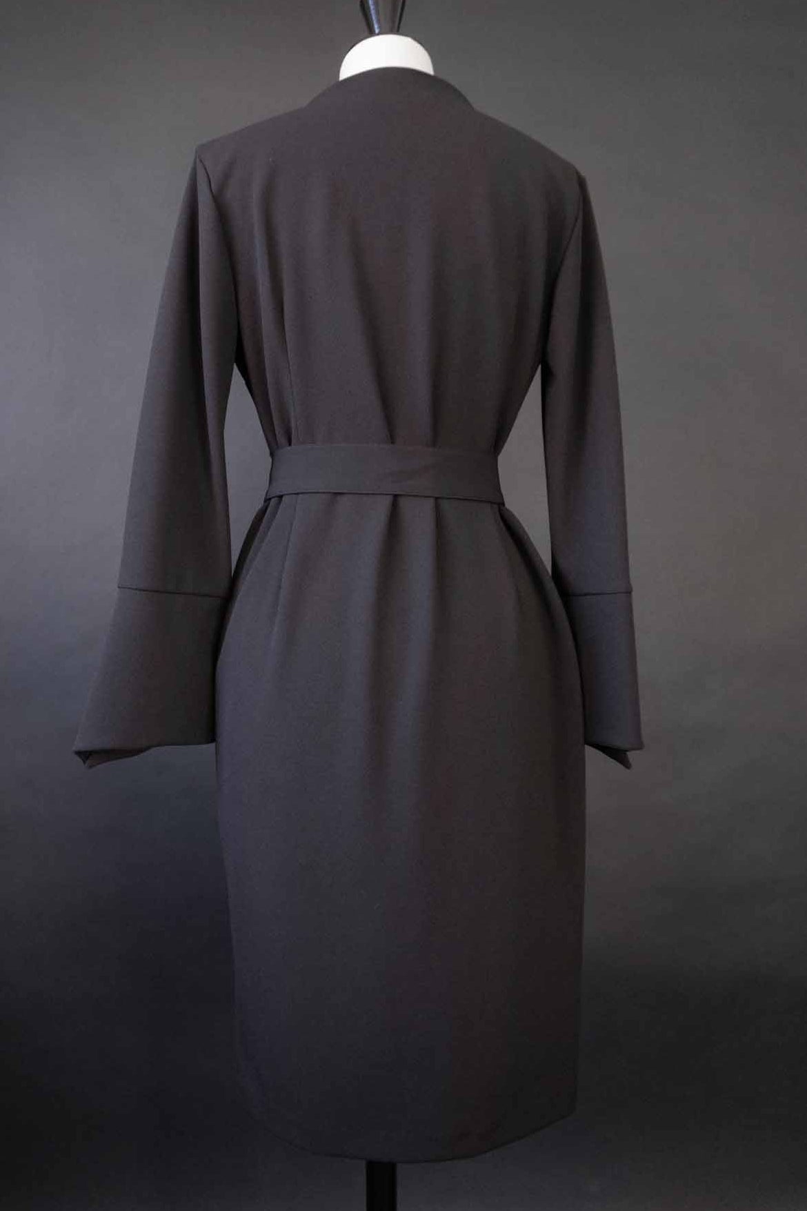 Schwarzes Ana Alcazar Kleid mit Bell Sleeves und Taillengürtel mit silbernen Ketten, theplaincircle vintage