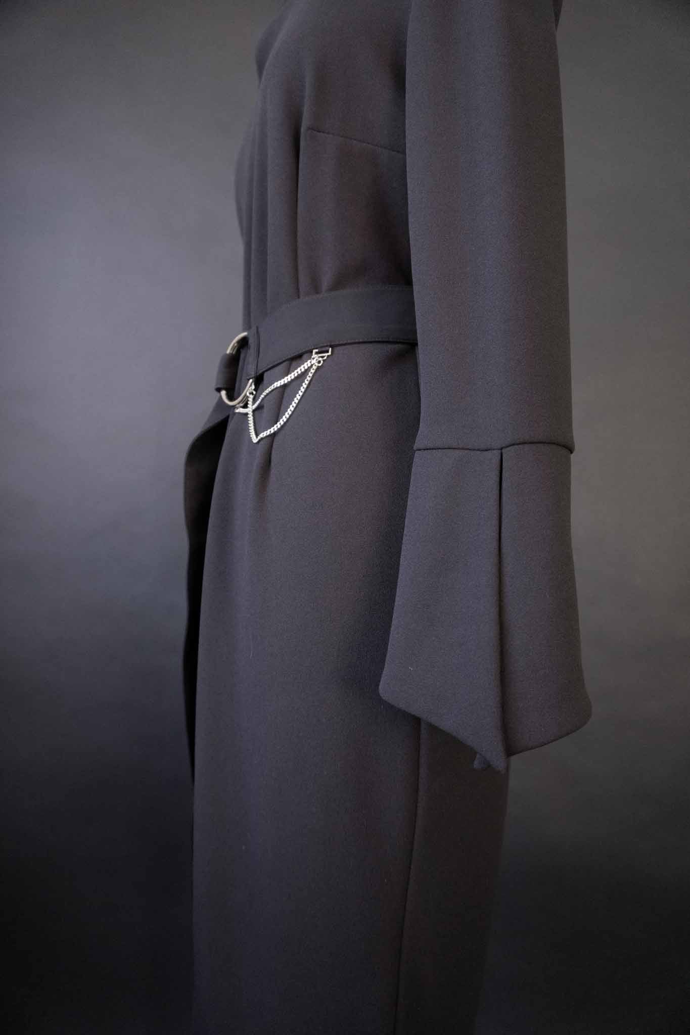 Schwarzes Ana Alcazar Kleid mit Bell Sleeves und Taillengürtel mit silbernen Ketten, theplaincircle vintage