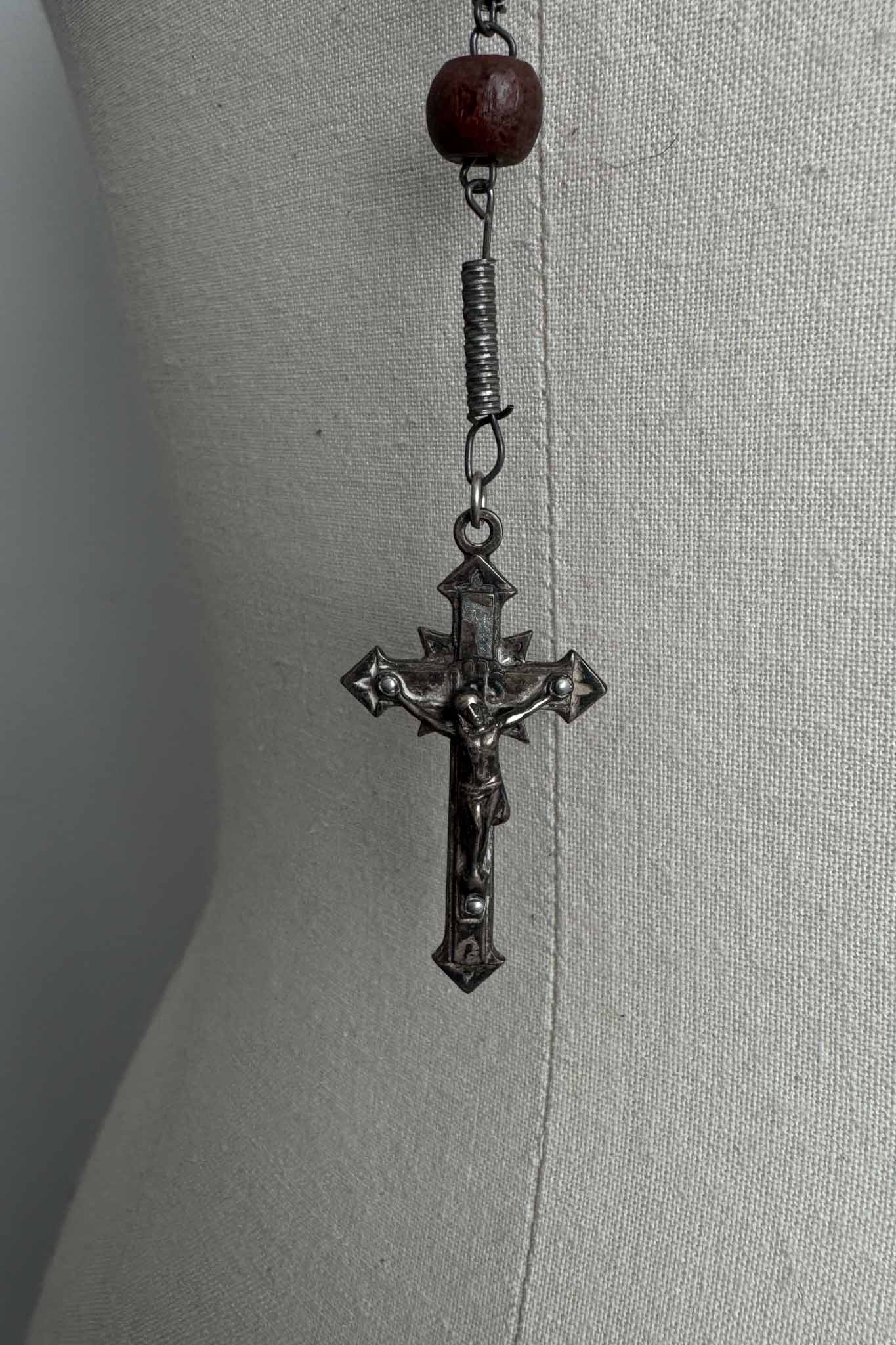 Rosenkranz aus rotbraunem Holz mit Metallkreuz – antik und handgearbeitet