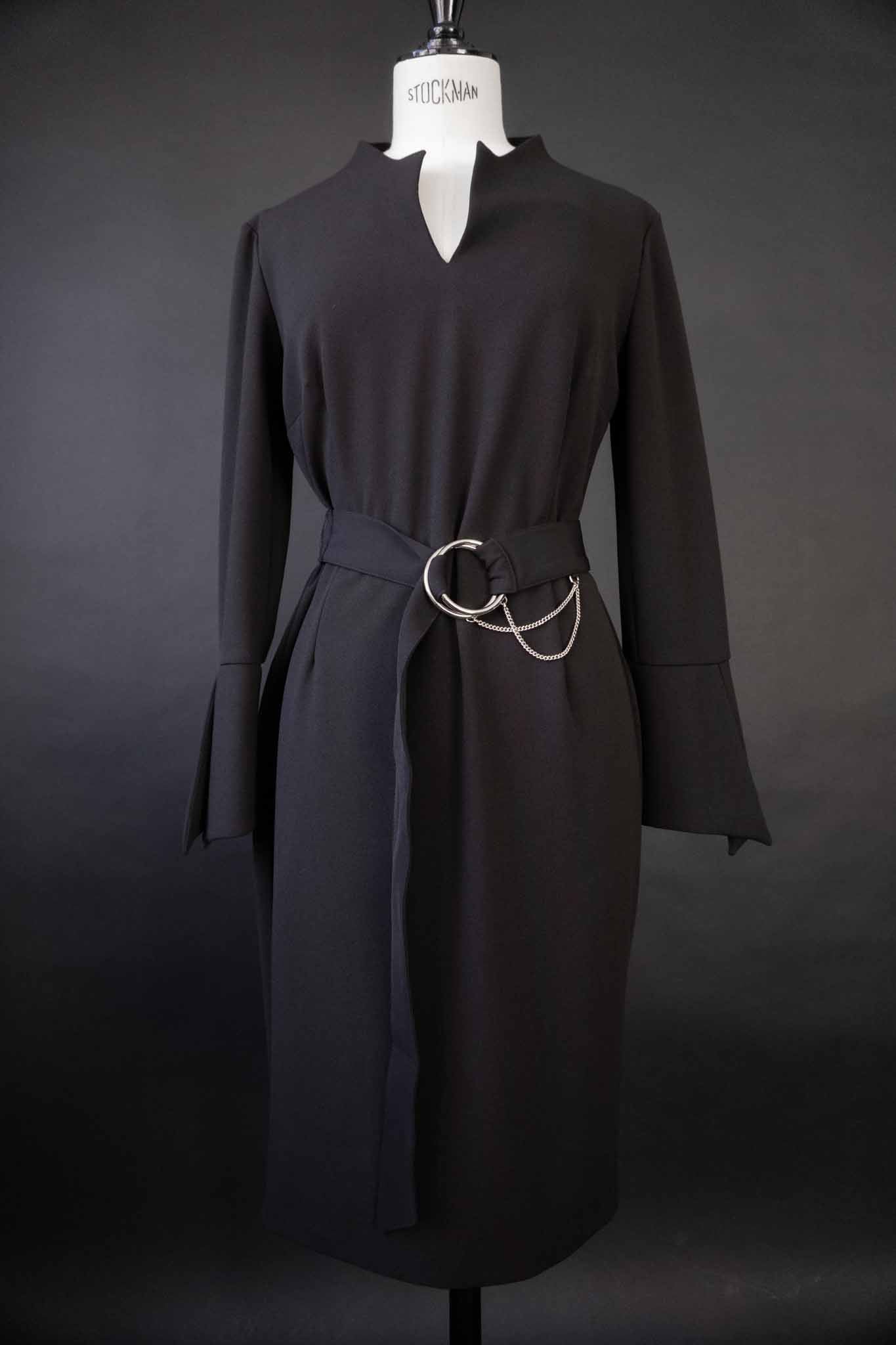 Schwarzes Ana Alcazar Kleid mit Bell Sleeves und Taillengürtel mit silbernen Ketten, theplaincircle vintage