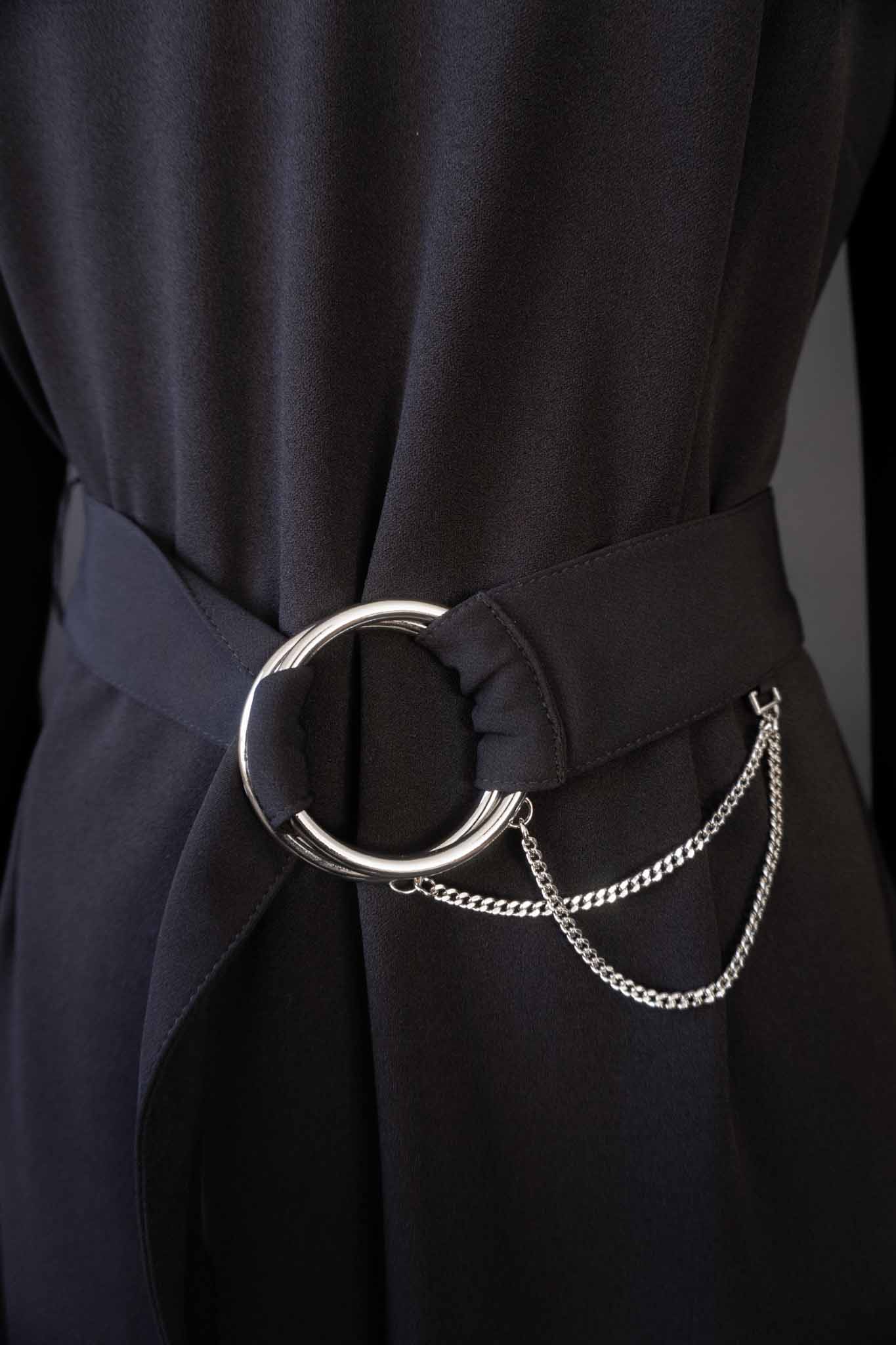 Schwarzes Ana Alcazar Kleid mit Bell Sleeves und Taillengürtel mit silbernen Ketten, theplaincircle vintage
