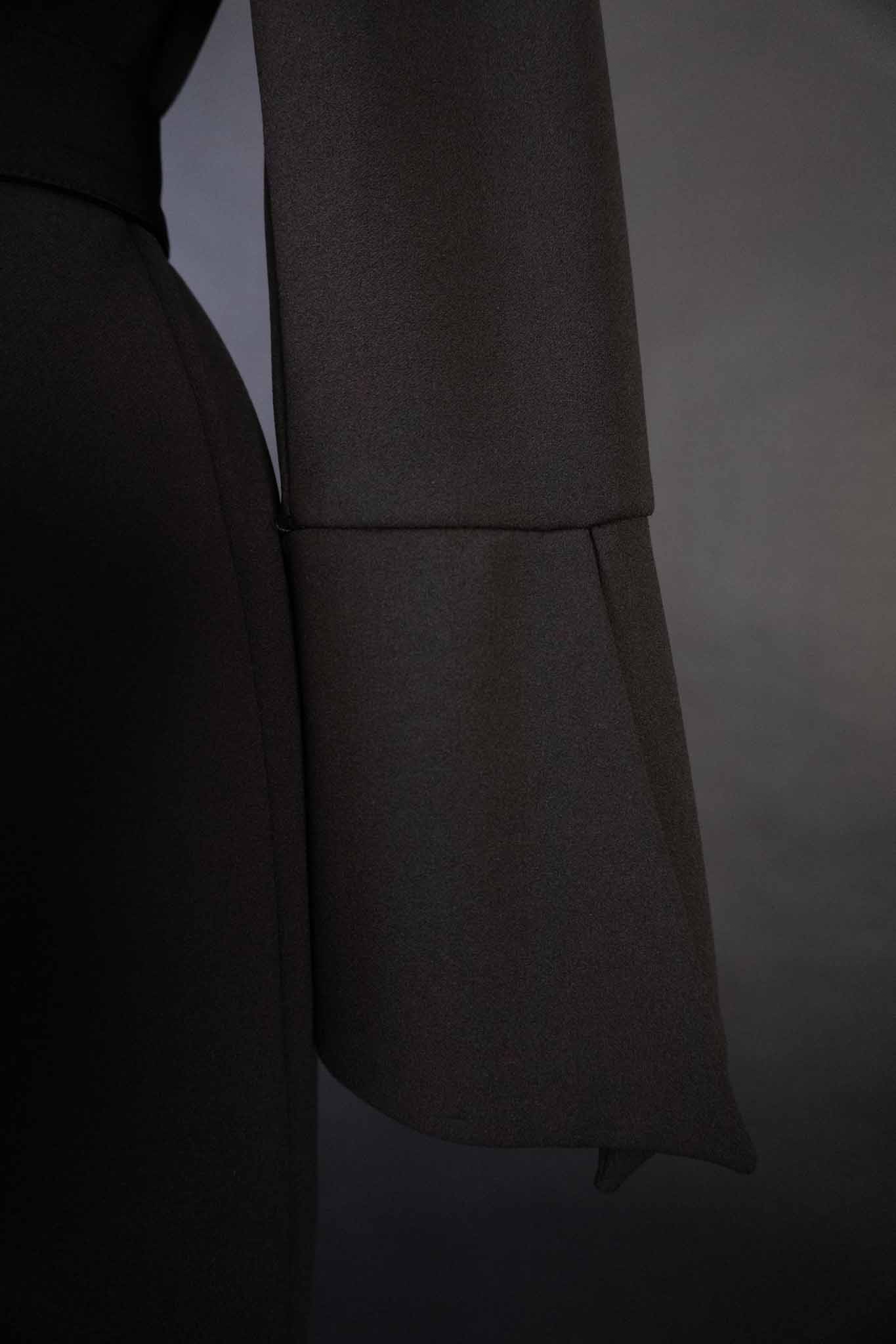 Schwarzes Ana Alcazar Kleid mit Bell Sleeves und Taillengürtel mit silbernen Ketten, theplaincircle vintage