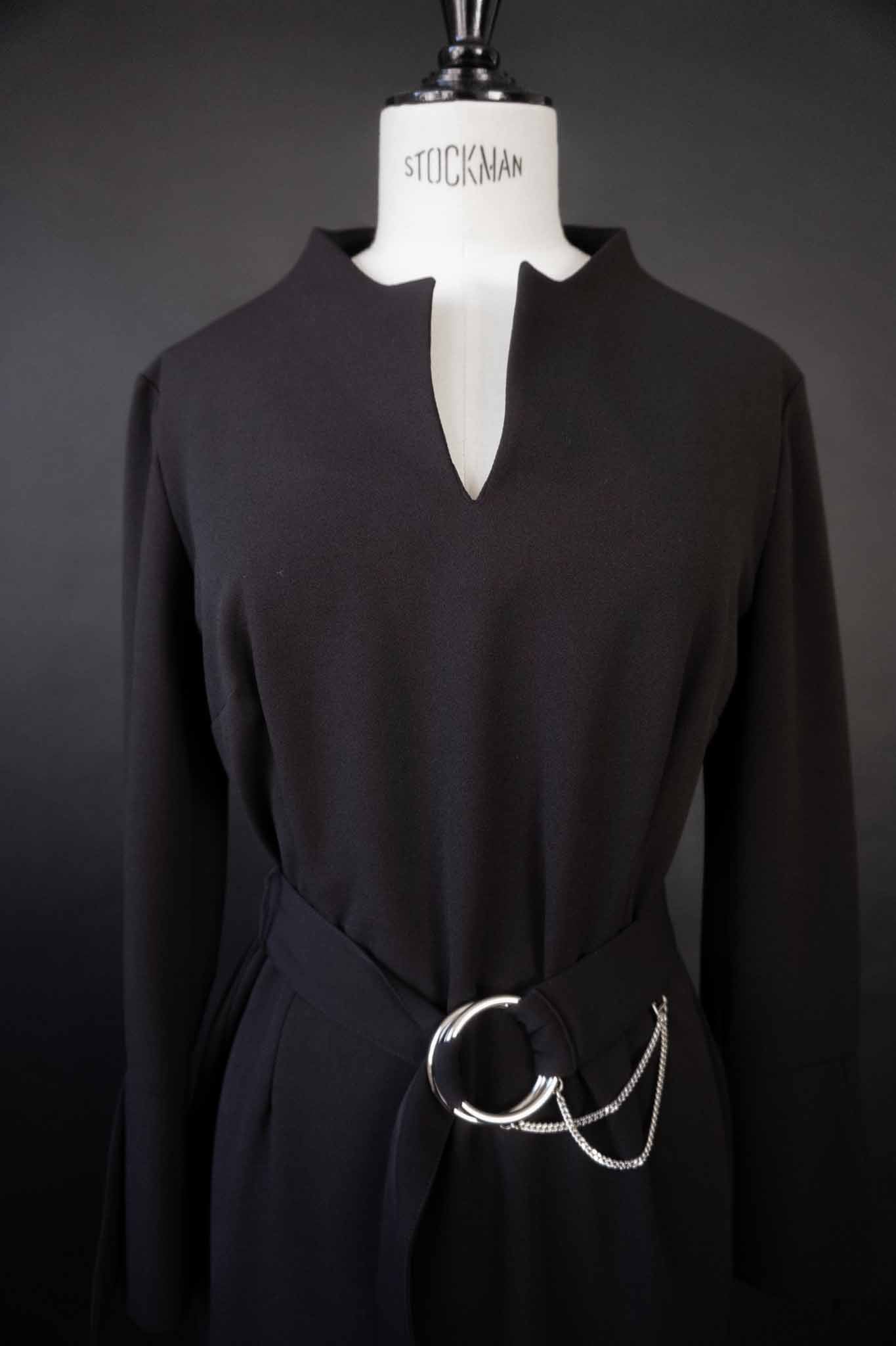 Schwarzes Ana Alcazar Kleid mit Bell Sleeves und Taillengürtel mit silbernen Ketten, theplaincircle vintage