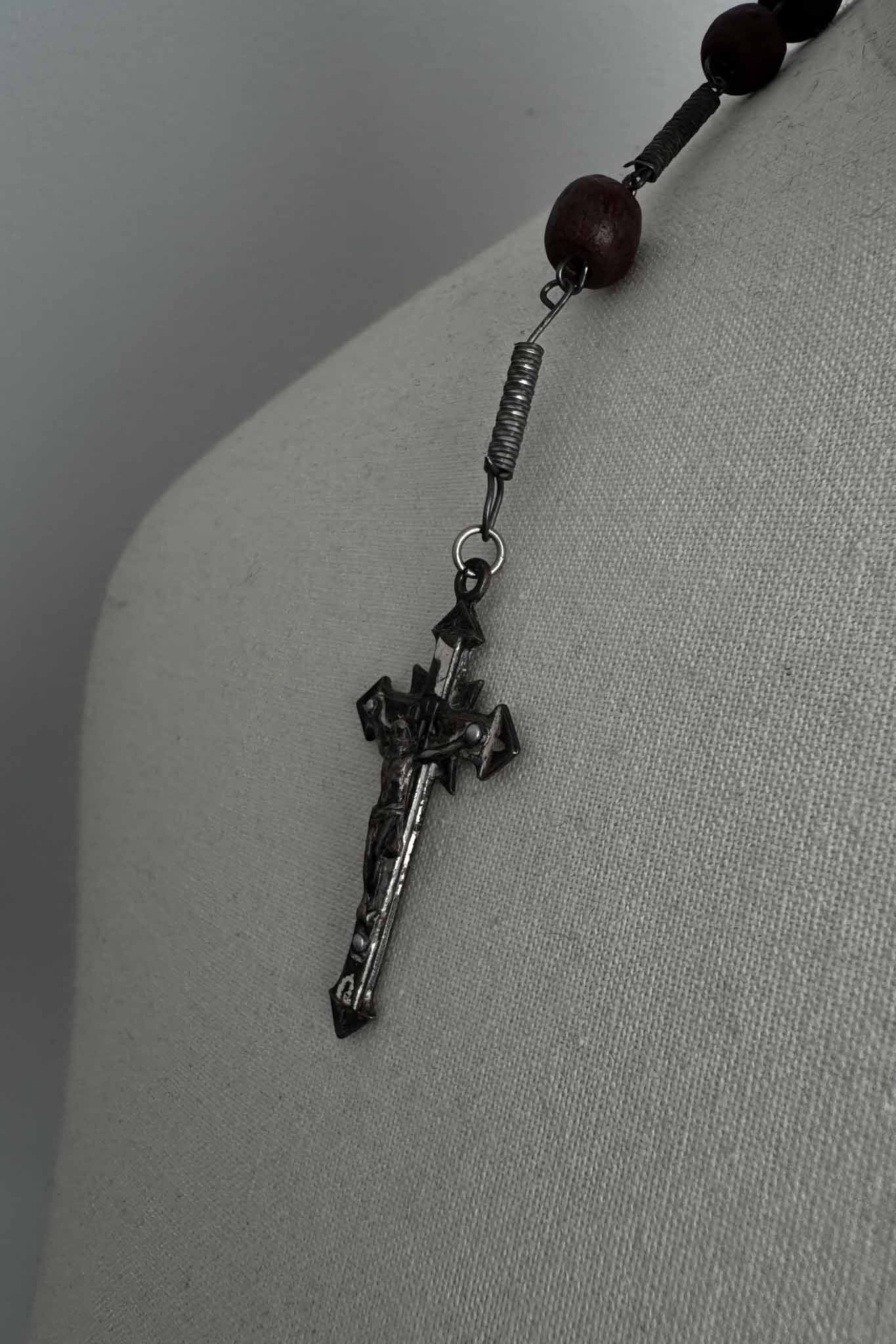 Rosenkranz aus rotbraunem Holz mit Metallkreuz – antik und handgearbeitet