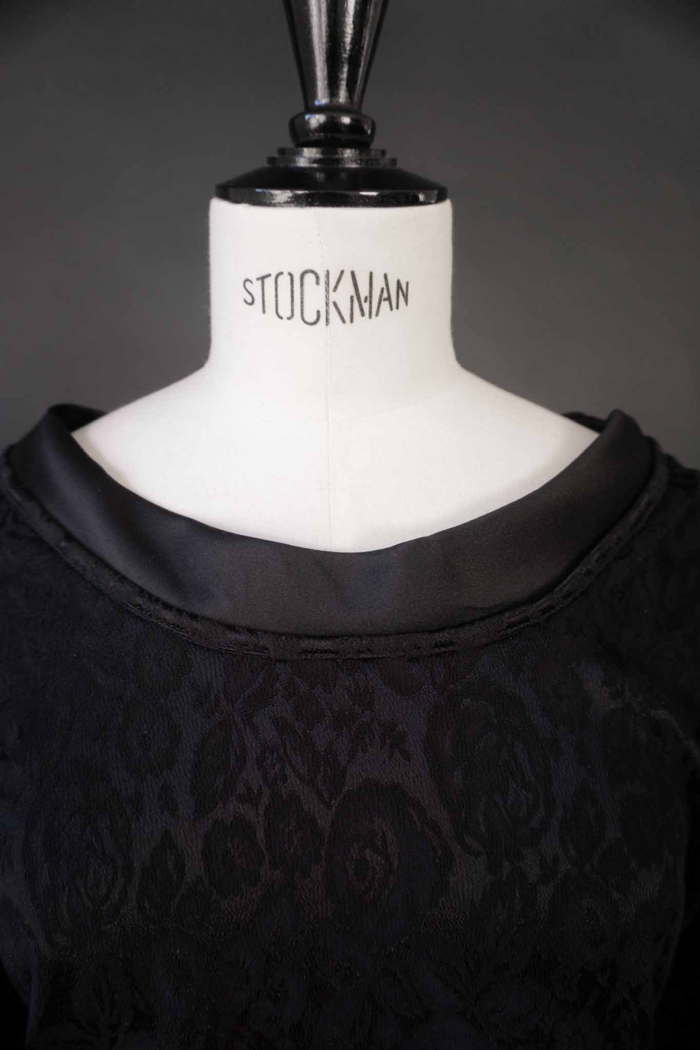 Schwarzes vintage Jacquardkleid mit Satin-Details, M–L theplaincircle vintage