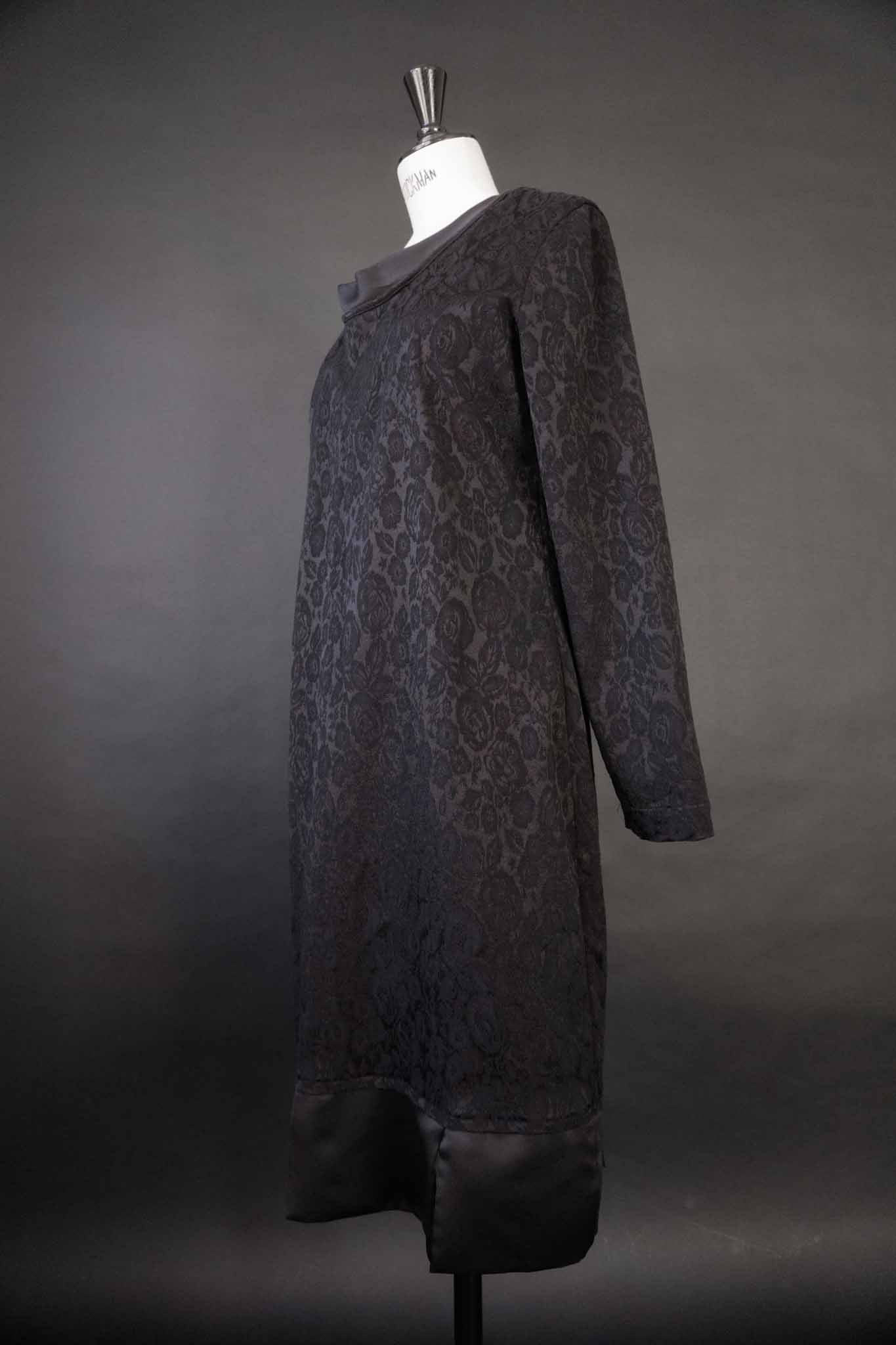 Schwarzes vintage Jacquardkleid mit Satin-Details, M–L theplaincircle vintage