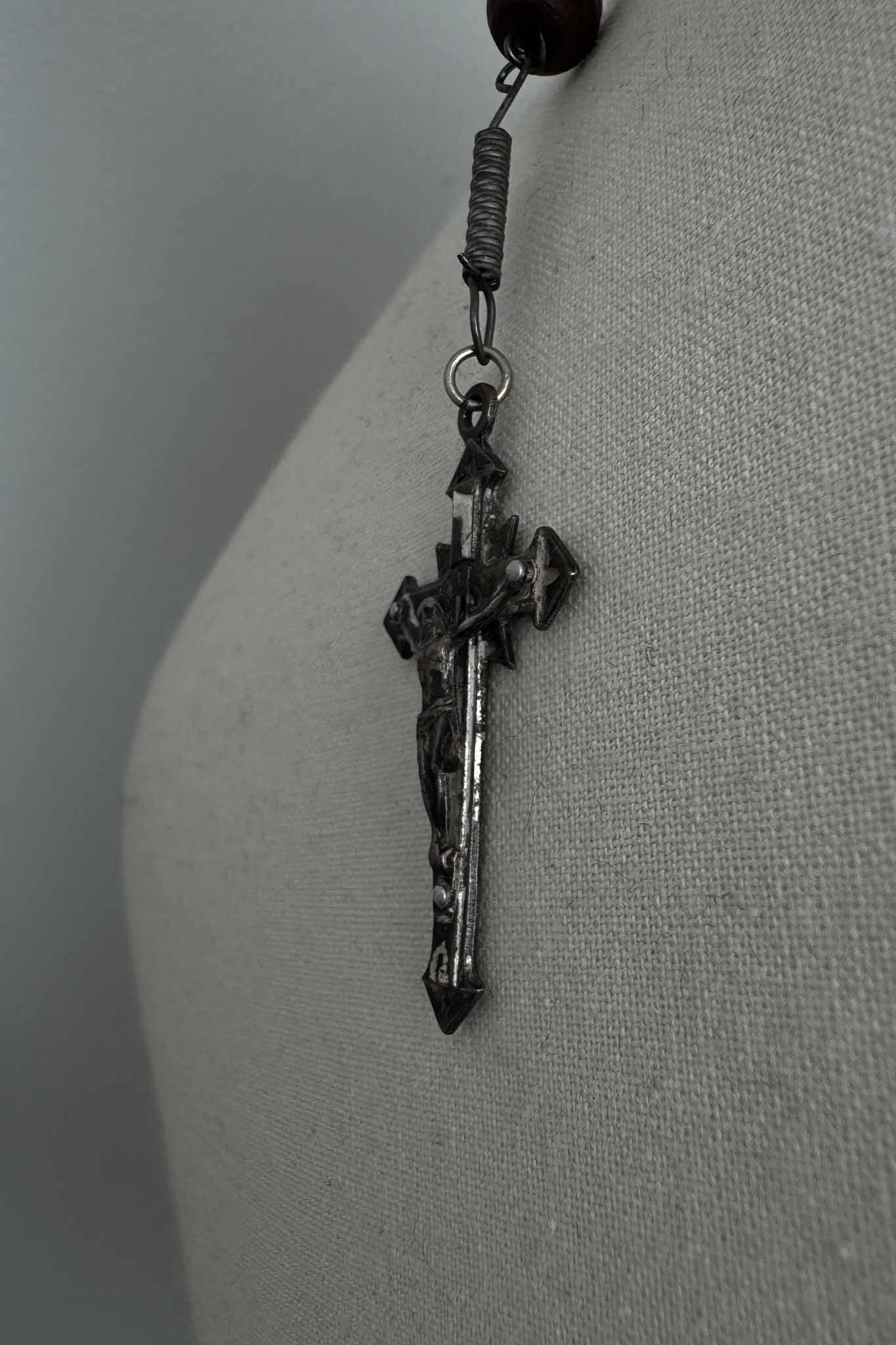 Rosenkranz aus rotbraunem Holz mit Metallkreuz – antik und handgearbeitet
