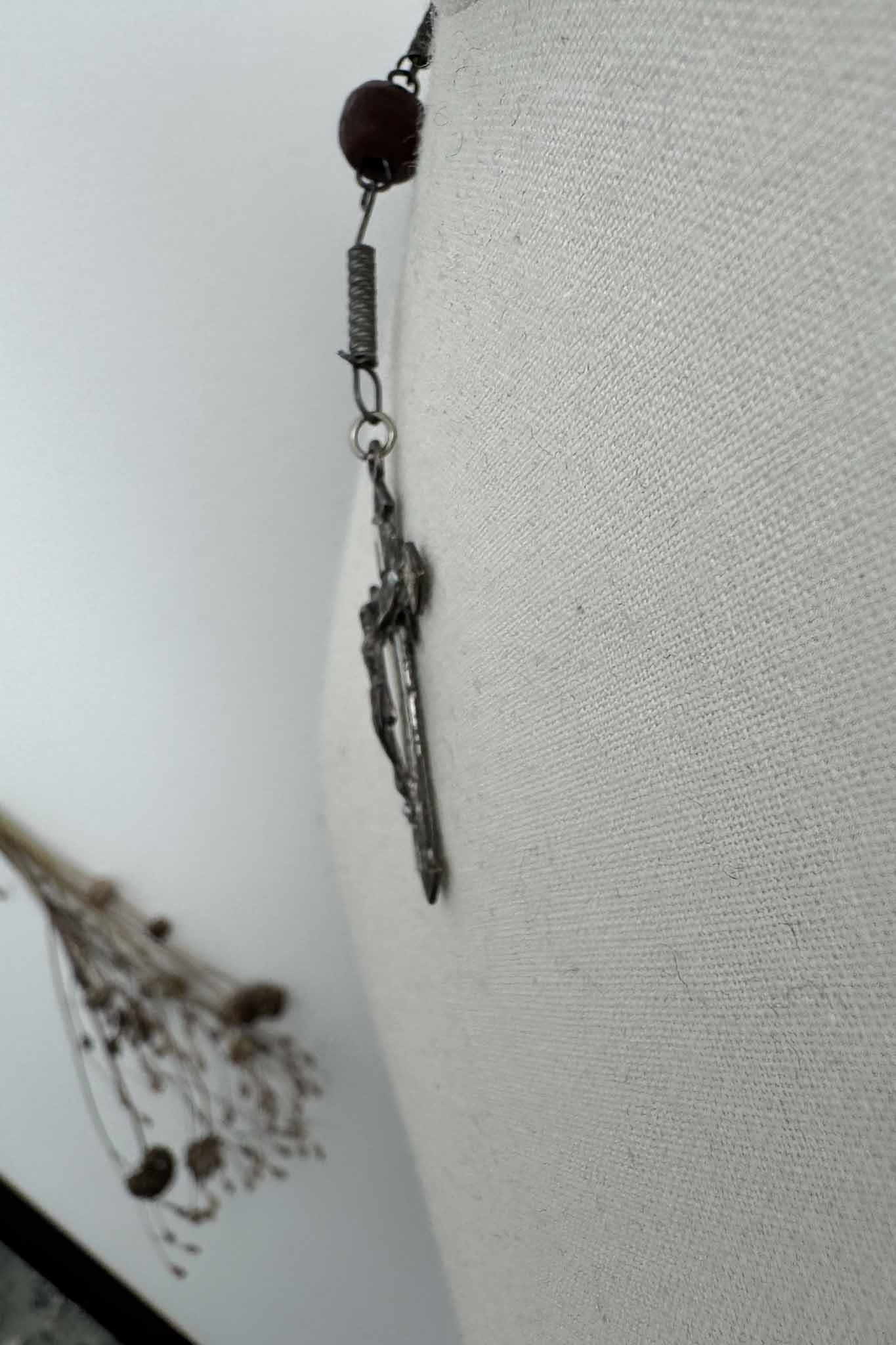 Rosenkranz aus rotbraunem Holz mit Metallkreuz – antik und handgearbeitet