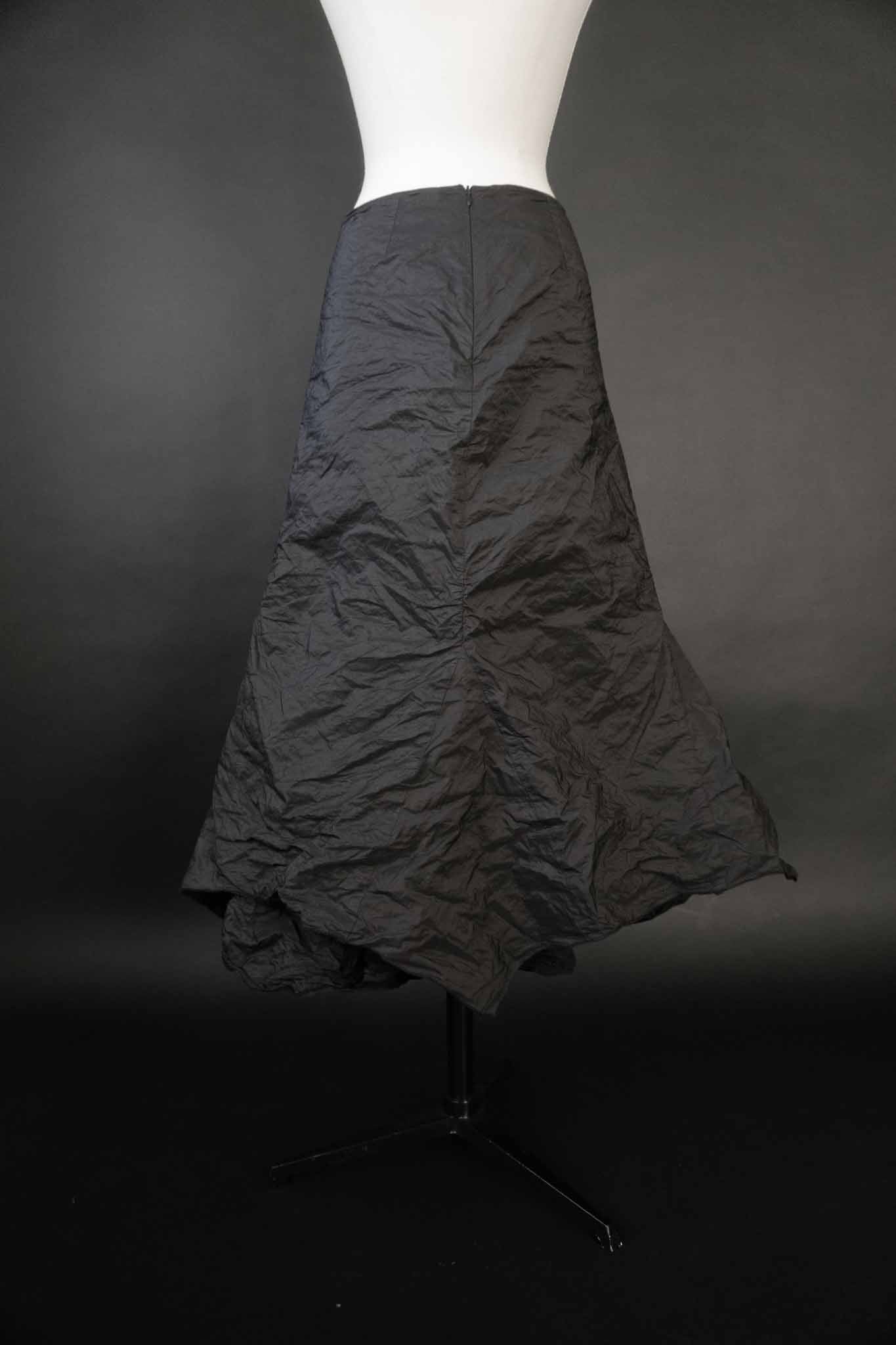 Schwarzen Vintage-Maxirocks mit knitteriger Struktur und Cloud-Saum