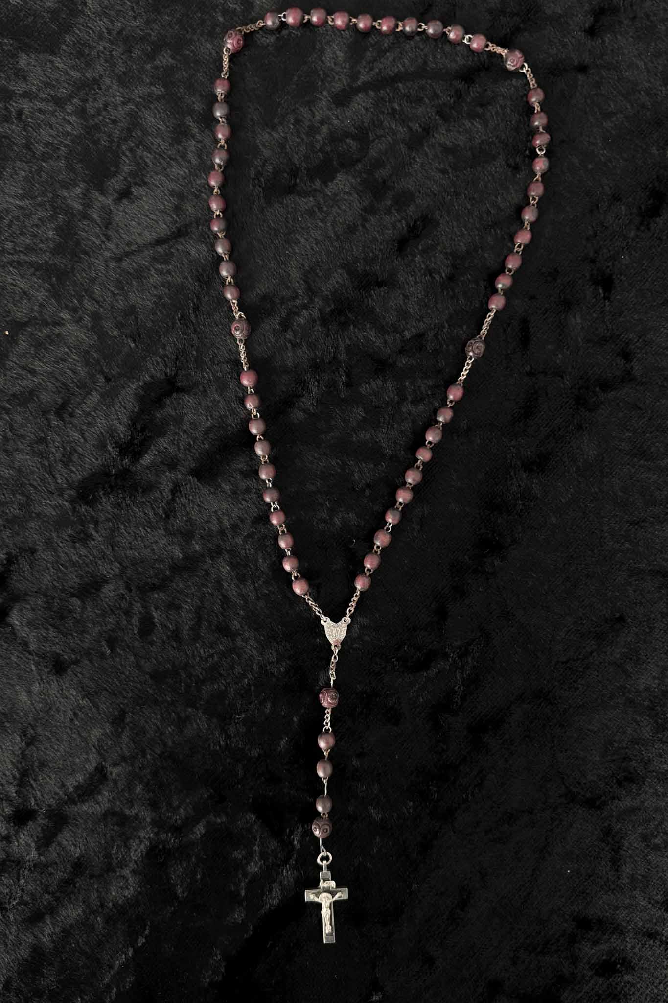 Antiker Rosenkranz mit rötlich-dunklen Holzperlen und Metallkreuz – theplaincircle vintage