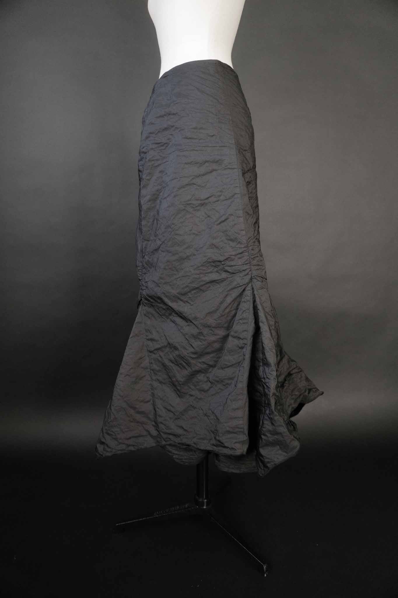 Schwarzen Vintage-Maxirocks mit knitteriger Struktur und Cloud-Saum