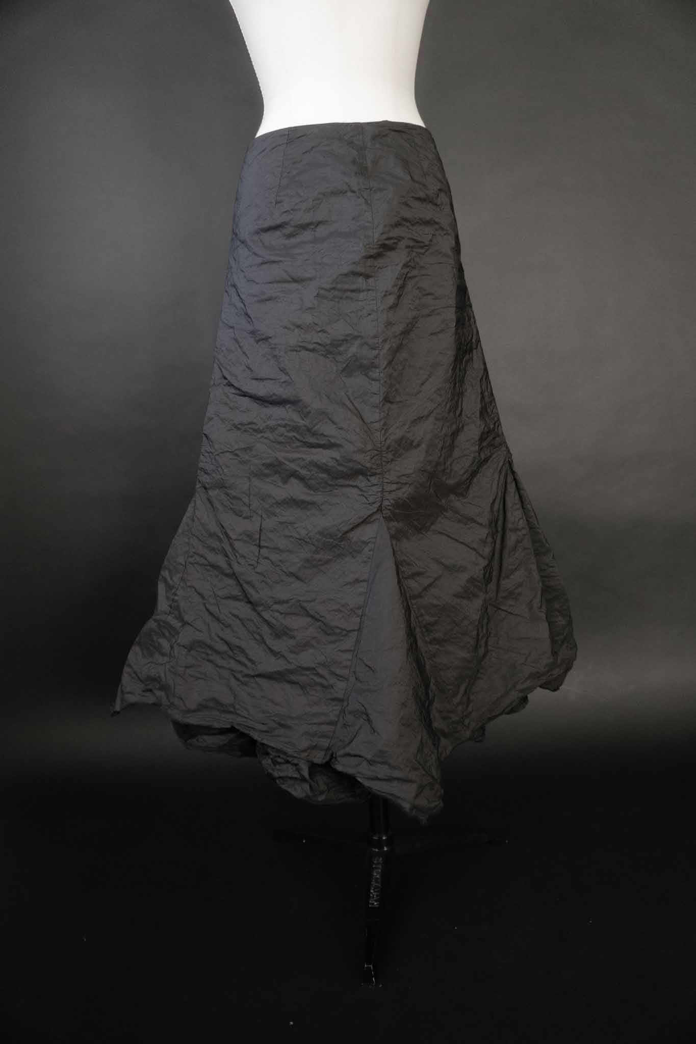 Schwarzen Vintage-Maxirocks mit knitteriger Struktur und Cloud-Saum