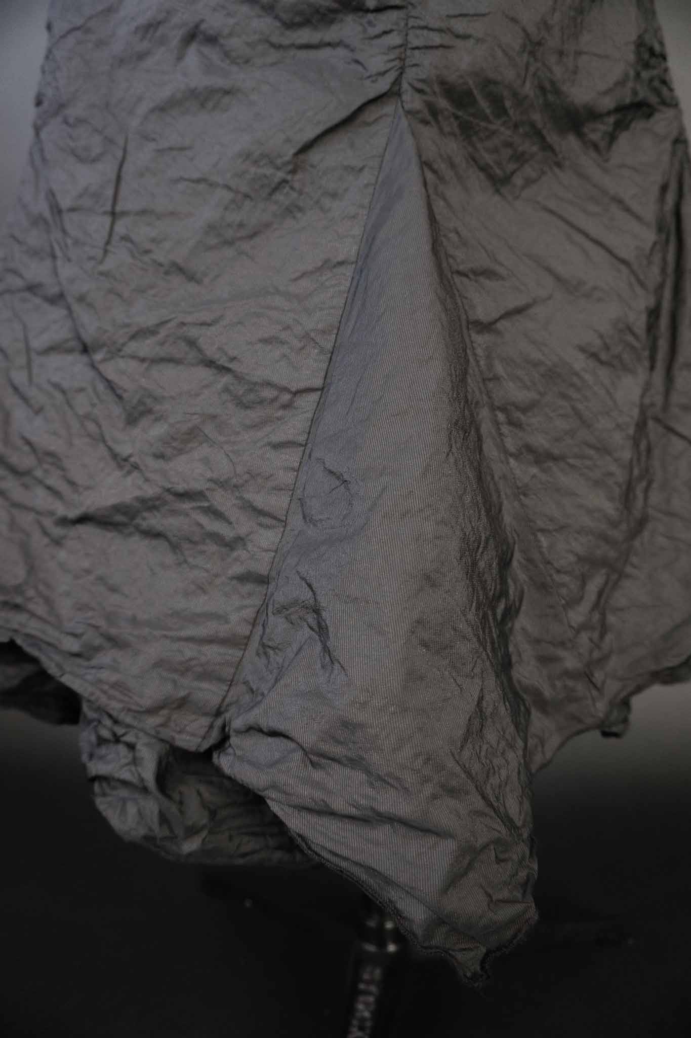 Schwarzen Vintage-Maxirocks mit knitteriger Struktur und Cloud-Saum