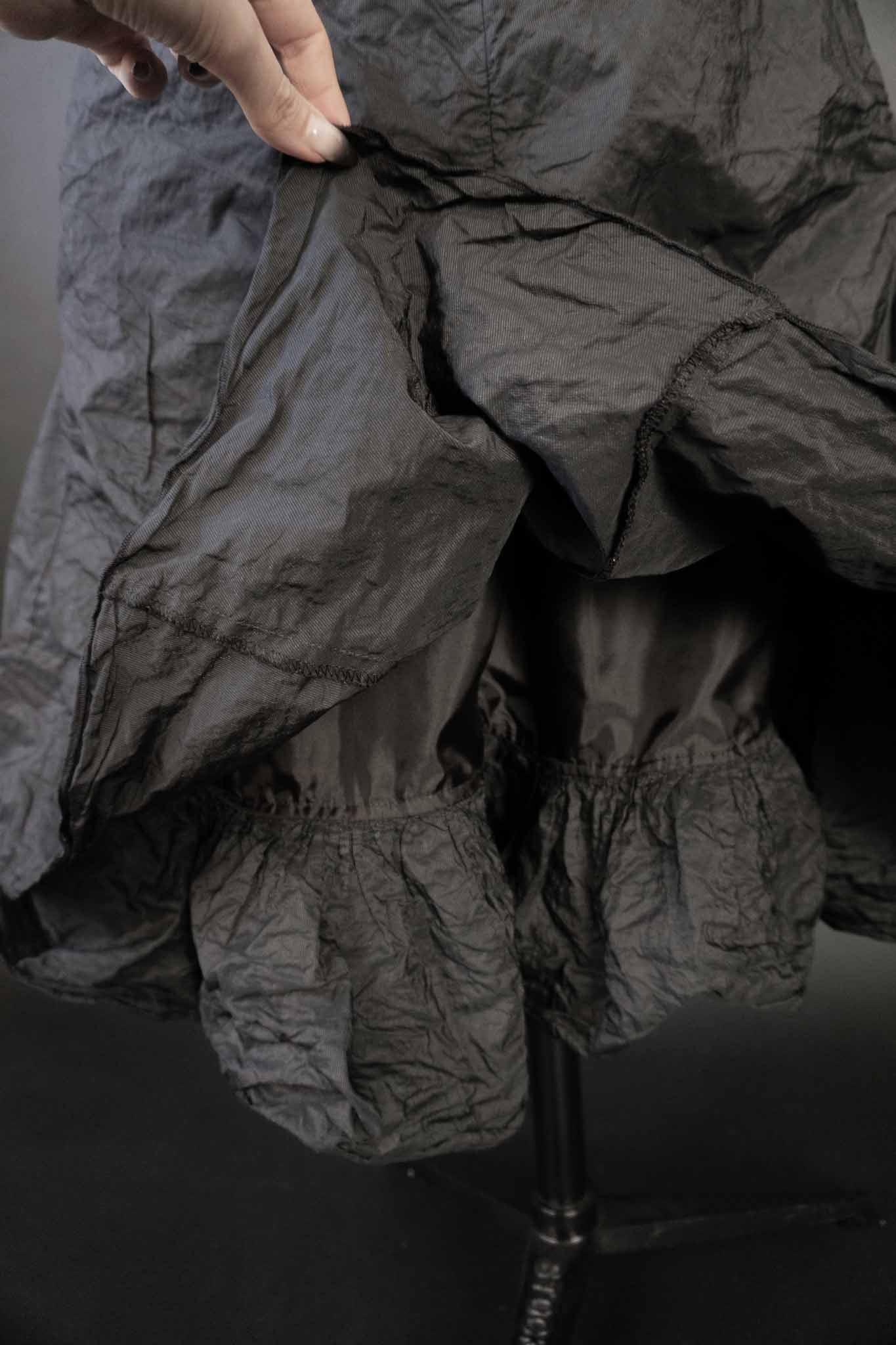 Schwarzen Vintage-Maxirocks mit knitteriger Struktur und Cloud-Saum