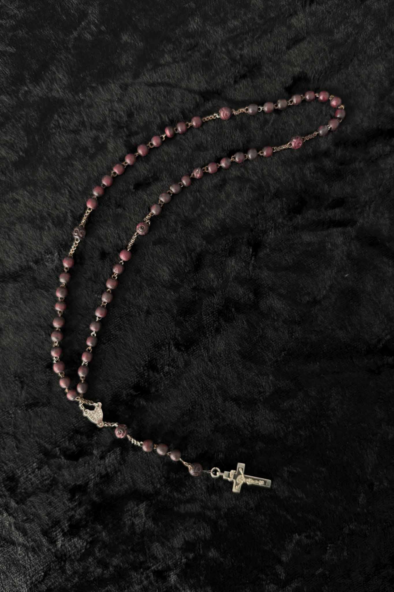Antiker Rosenkranz mit rötlich-dunklen Holzperlen und Metallkreuz – theplaincircle vintage