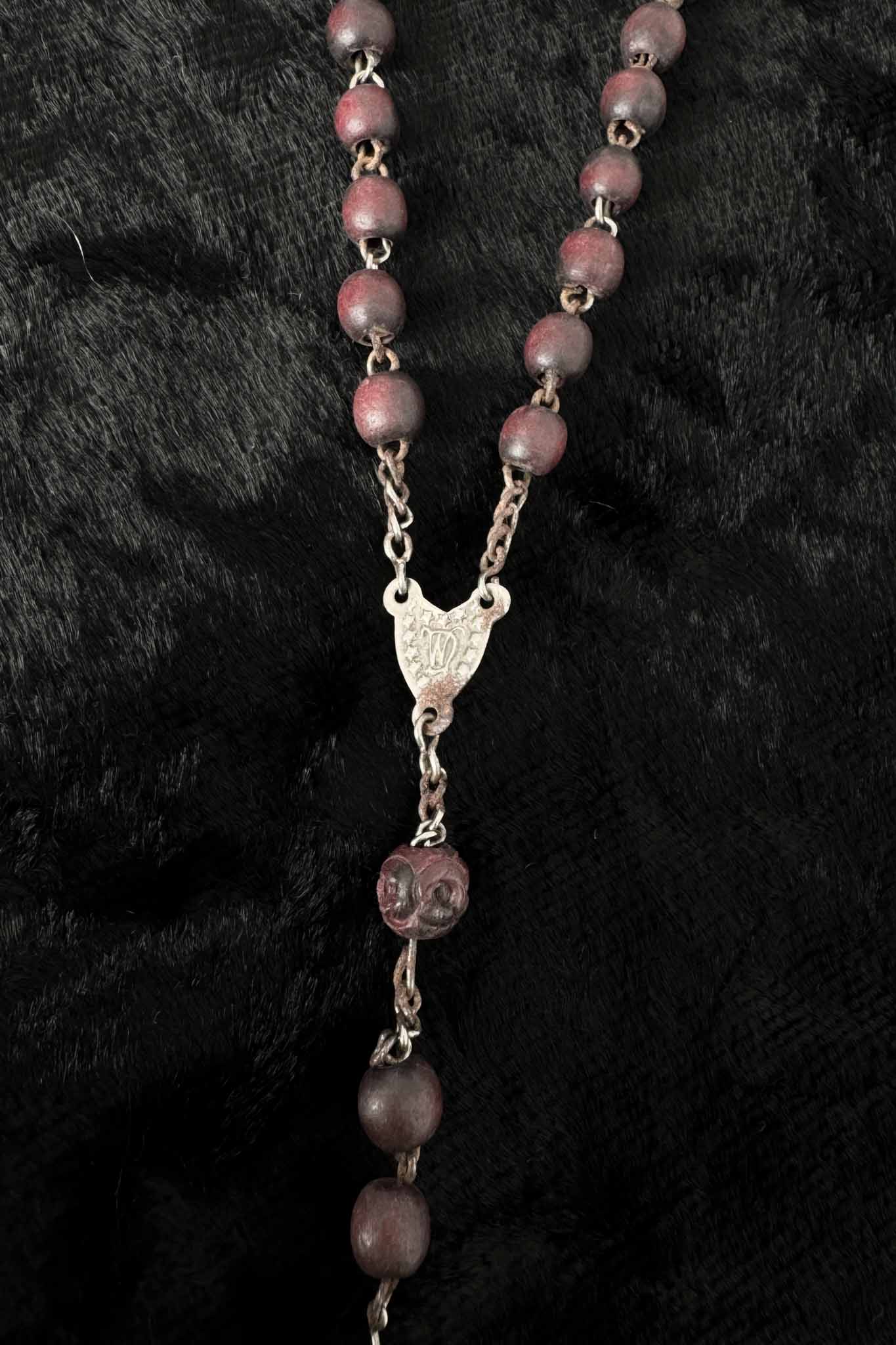 Antiker Rosenkranz mit rötlich-dunklen Holzperlen und Metallkreuz – theplaincircle vintage