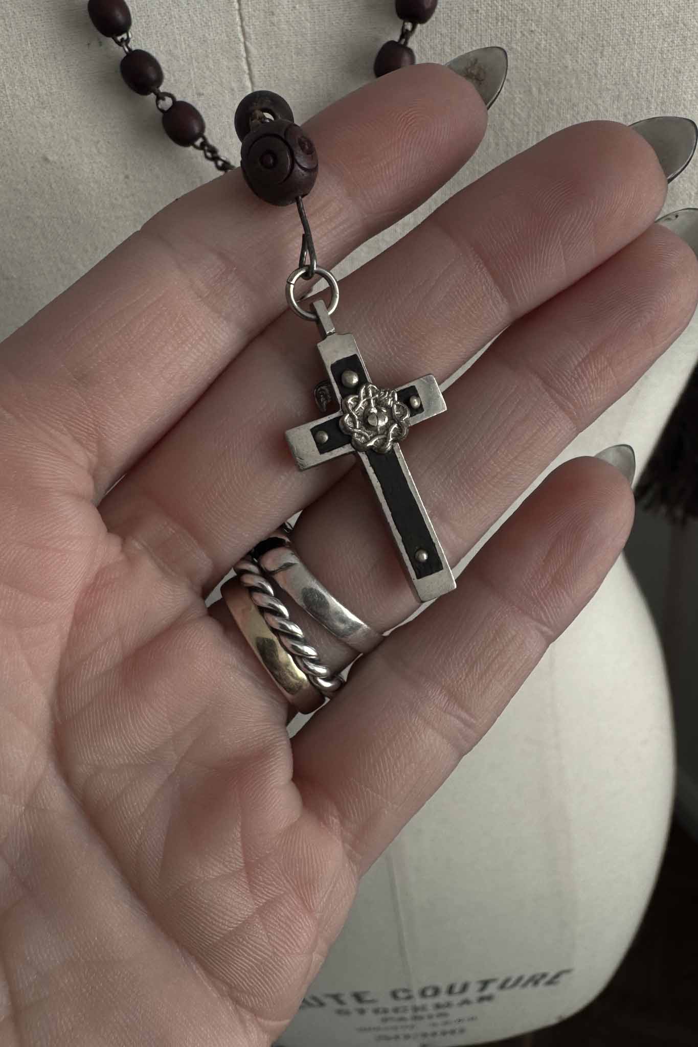 Antiker Rosenkranz mit rötlich-dunklen Holzperlen und Metallkreuz – theplaincircle vintage