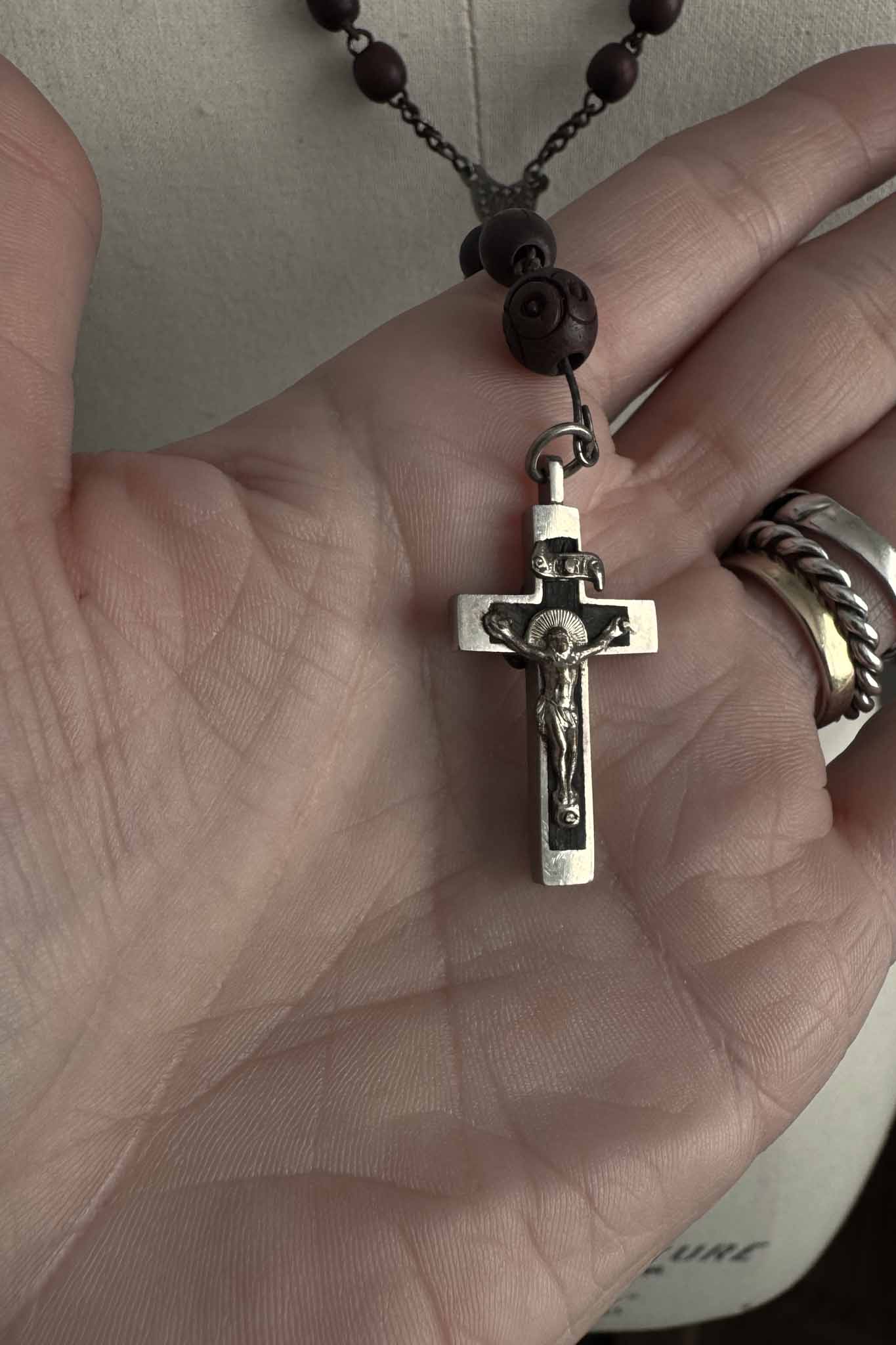 Antiker Rosenkranz mit rötlich-dunklen Holzperlen und Metallkreuz – theplaincircle vintage