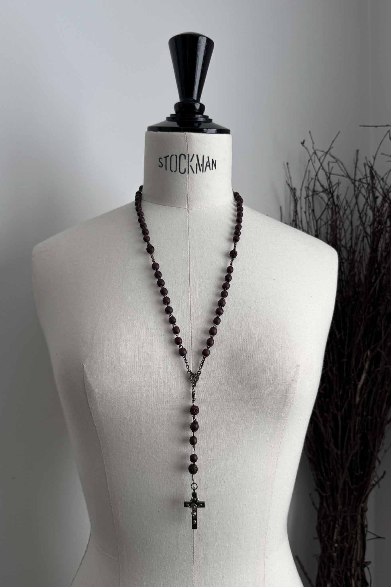 Antiker Rosenkranz mit rötlich-dunklen Holzperlen und Metallkreuz – theplaincircle vintage